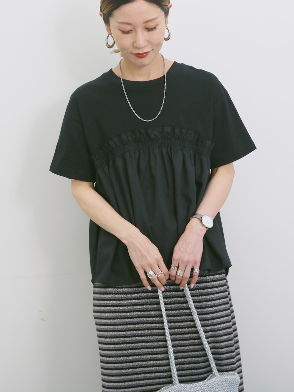 「大人カジュアル、きれいめカジュアル、シンプル、シンプルコーデ、プチプラ、プチプラコーデ、夏コーデ、Tシャツ、ドッキング、スカート、タイトスカート、ラメ、ハンドバッグ、スニーカー、Samansa Mos2 blue」｜「Samansa Mos2 blueのラメナロースカート（スカート、ブラック系）」を使った、miyaさん（骨格ウェーブ・レディース・158cm）の春コーディネートの2枚目の写真