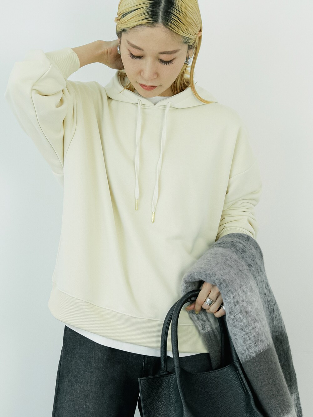 ホワイト系のTシャツ/カットソー、ブラック系のその他パンツ、ブラック系のハンドバッグを着用したレディースの秋コーディネートの2枚目の写真