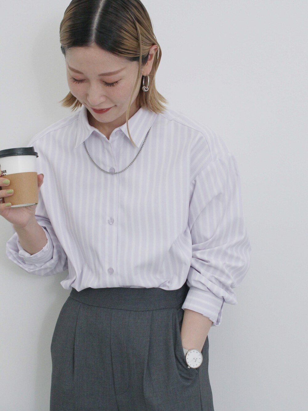 「大人カジュアル、きれいめカジュアル、シンプル、シンプルコーデ、プチプラ、プチプラコーデ、春コーデ、ビスチェ、シャツスタイル、ストライプシャツ、パンツスタイル、スニーカー、Samansa Mos2 blue」｜「Samansa Mos2 blueのタックストレートパンツ（その他パンツ、グレー系）」を使った、miyaさん（骨格ウェーブ・レディース・158cm）の春コーディネートの3枚目の写真