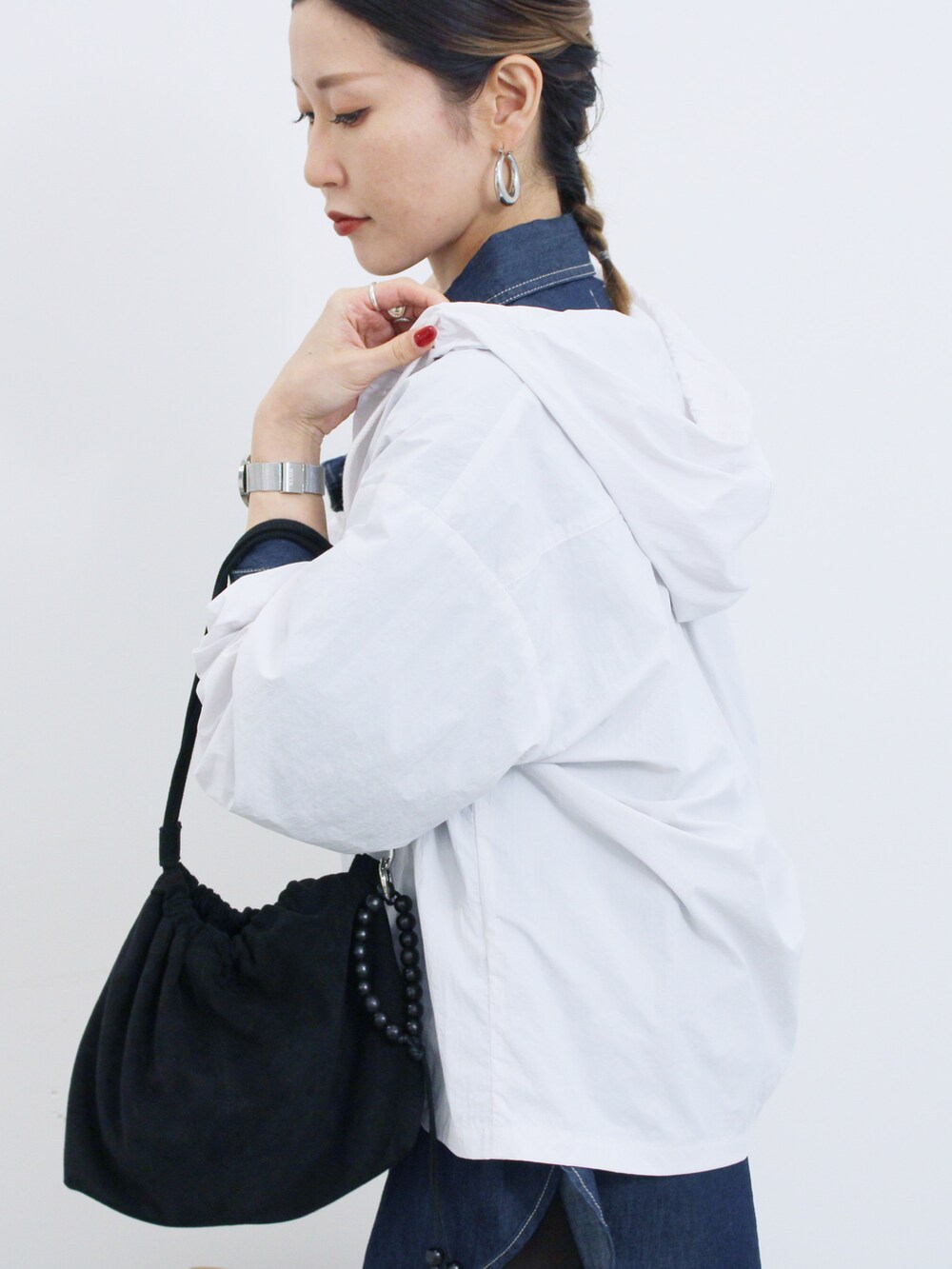 グレー系のシャツ/ブラウス、ブルー系のシャツ/ブラウス、ブラウン系のその他パンツを着用したレディースの秋コーディネートの3枚目の写真