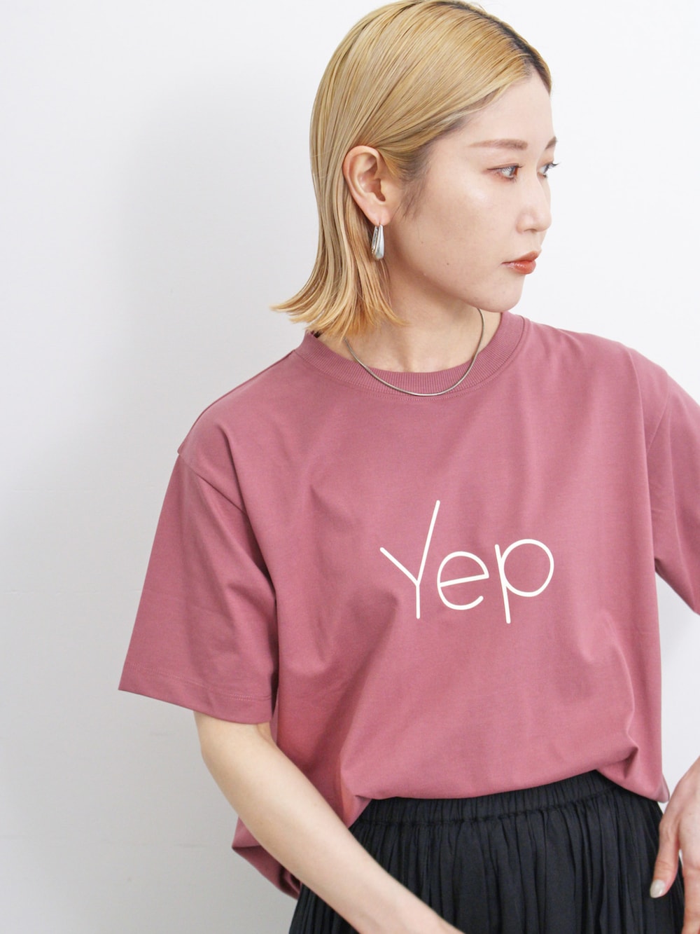 「大人カジュアル、きれいめカジュアル、シンプル、シンプルコーデ、プチプラ、プチプラコーデ、夏コーデ、Tシャツ、ロゴT、スカート、トートバッグ、ペーパーバッグ、グルカサンダル、ラフ、Samansa Mos2 blue」｜「Samansa Mos2 blueの【接触冷感】ロゴTシャツ（Tシャツ/カットソー、パープル系）」を使った、miyaさん（骨格ウェーブ・レディース・158cm）の夏コーディネートの2枚目の写真