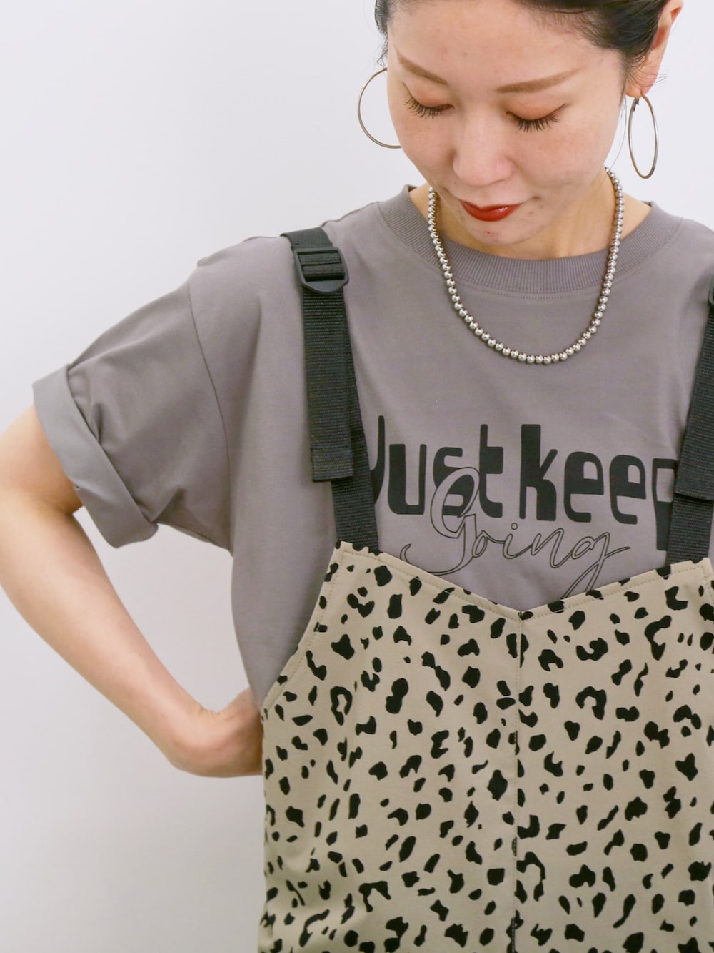 「大人カジュアル、きれいめカジュアル、シンプル、シンプルコーデ、プチプラ、プチプラコーデ、夏コーデ、Tシャツ、ジャンスカ、ワンピース、レオパード、ハンドバッグ、サンダル、Samansa Mos2 blue」｜「Samansa Mos2 blueのナイロンキャミジャンスカ（ワンピース、ベージュ系）」を使った、miyaさん（骨格ウェーブ・レディース・158cm）の夏コーディネートの4枚目の写真