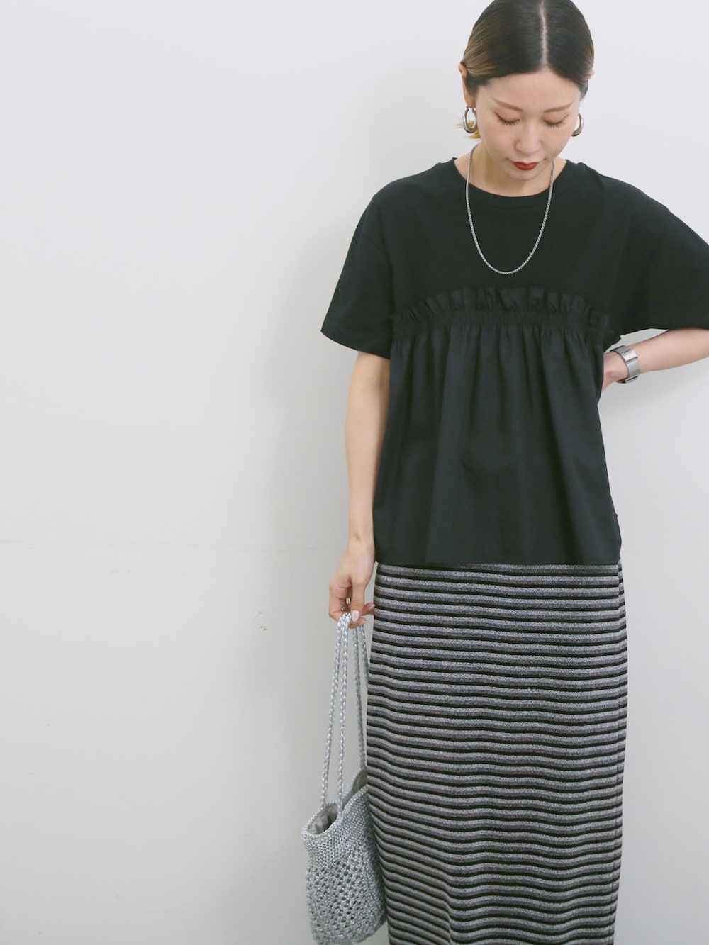 「大人カジュアル、きれいめカジュアル、シンプル、シンプルコーデ、プチプラ、プチプラコーデ、夏コーデ、Tシャツ、ドッキング、スカート、タイトスカート、ラメ、ハンドバッグ、スニーカー、Samansa Mos2 blue」｜「Samansa Mos2 blueのラメナロースカート（スカート、ブラック系）」を使った、miyaさん（骨格ウェーブ・レディース・158cm）の春コーディネートの4枚目の写真
