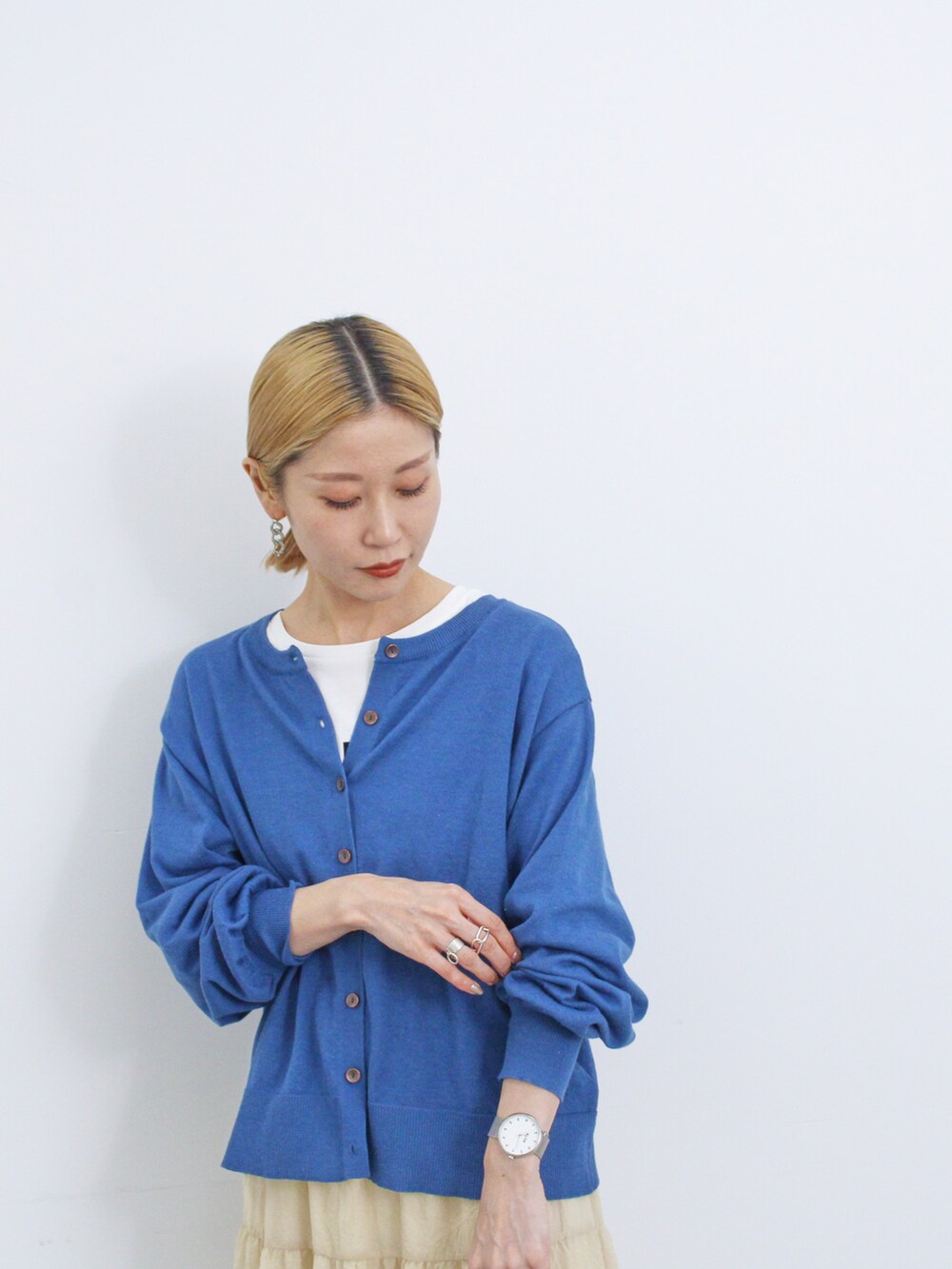 「大人カジュアル、きれいめカジュアル、シンプル、シンプルコーデ、プチプラ、プチプラコーデ、秋コーデ、カーディガン、スカート、ティアードスカート、ブーツ、ブルー、ゆるコーデ、ラクチンコーデ、Samansa Mos2 blue」｜「Samansa Mos2 blueのマルチスタイル2wayクルーカーディガン（カーディガン/ボレロ、ブルー系）」を使った、miyaさん（骨格ウェーブ・レディース・158cm）の秋コーディネートの3枚目の写真