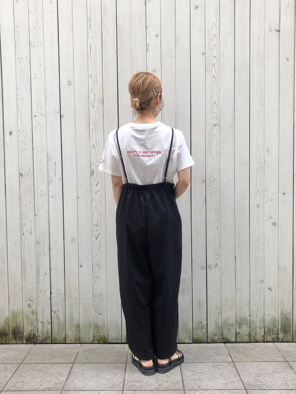 「カジュアルコーデ、大人カジュアル、Tシャツ、夏コーデ、プチプラ、サロペット、ロゴT、サンダル、Samansa Mos2 blue」｜「Samansa Mos2 blueのナローストラップ厚底サンダル（サンダル、ブラック系）」を使った、miyaさん（レディース・158cm）の春コーディネートの2枚目の写真
