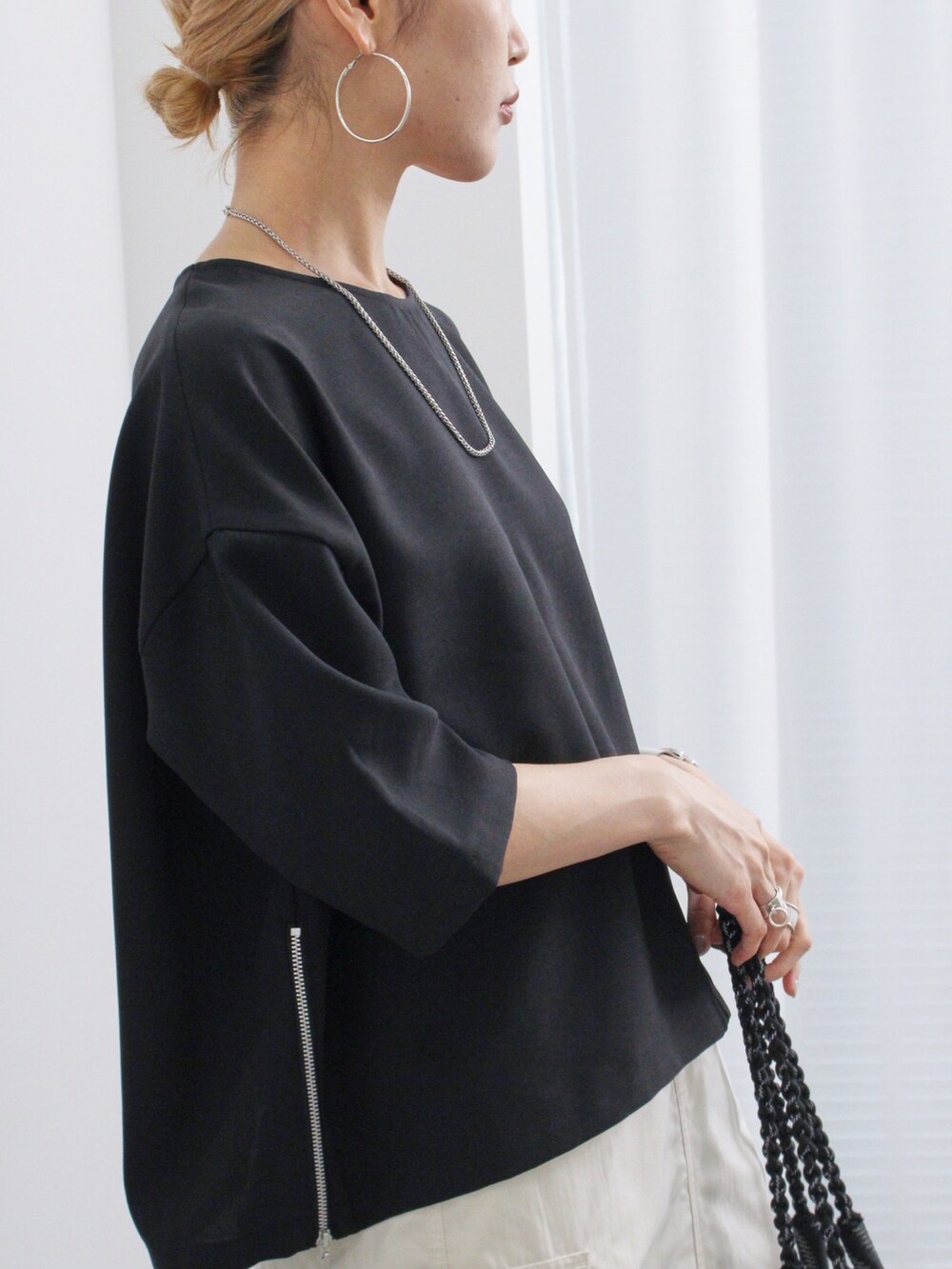「大人カジュアル、きれいめカジュアル、シンプル、シンプルコーデ、プチプラ、プチプラコーデ、夏コーデ、モノトーン、ラフ、カーゴスカート、ブラウス、マクラメバッグ、サンダル、Samansa Mos2 blue」｜「Samansa Mos2 blueの◎リネンライクジップスリットブラウス（シャツ/ブラウス、ブラック系）」を使った、miyaさん（骨格ウェーブ・レディース・158cm）の夏コーディネートの3枚目の写真