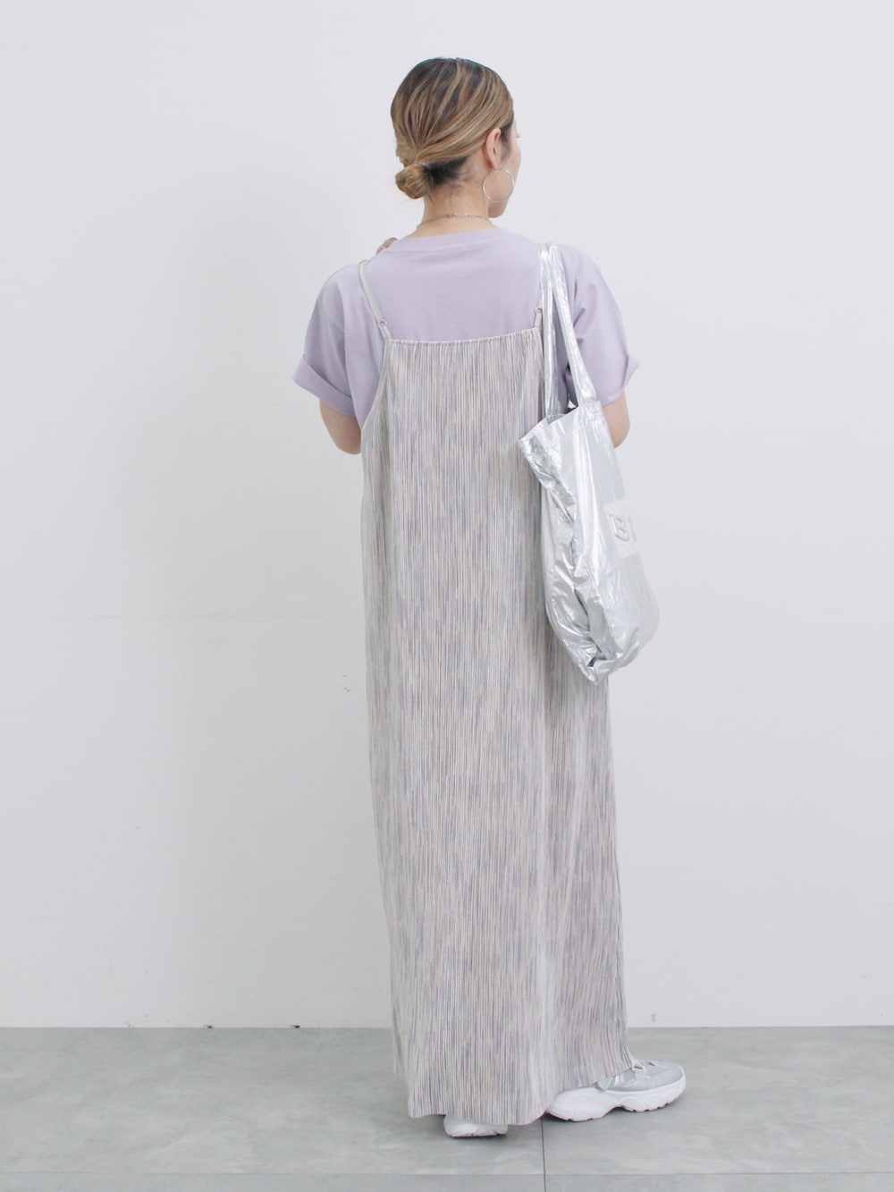 グレー系のワンピース、パープル系のTシャツ/カットソー、シルバー系のハンドバッグを着用したレディースの春コーディネートの3枚目の写真
