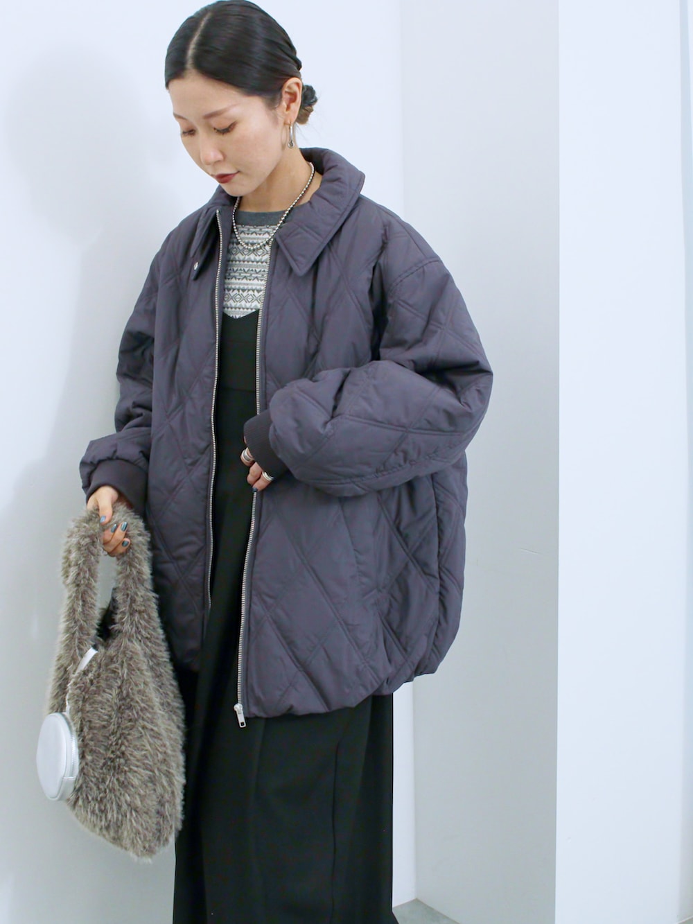 ブラック系のブーツ、グレー系のニット/セーター、グレー系のノーカラージャケットを着用したレディースの冬コーディネートの2枚目の写真