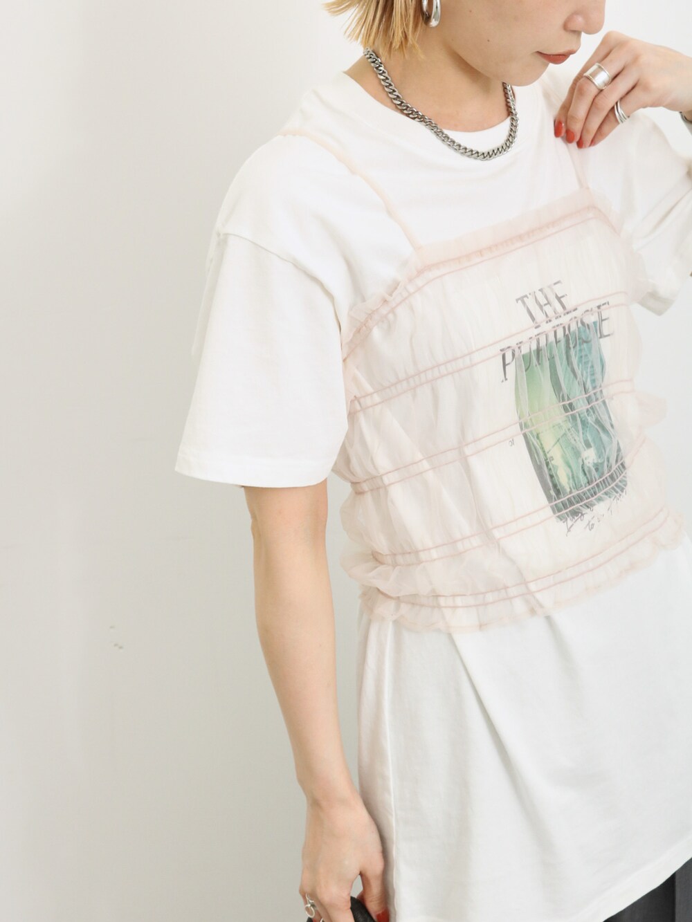 「大人カジュアル、きれいめカジュアル、夏コーデ、シンプル、シンプルコーデ、プチプラ、プチプラコーデ、Tシャツ、チュール、レイヤードスタイル、ビスチェ、パンツスタイル、サンダル、かごバッグ、Samansa Mos2 blue」｜「Samansa Mos2 blueの【シルケットバイオ】フォトTシャツ（Tシャツ/カットソー、ホワイト系）」を使った、miyaさん（骨格ウェーブ・レディース・158cm）の春コーディネートの3枚目の写真