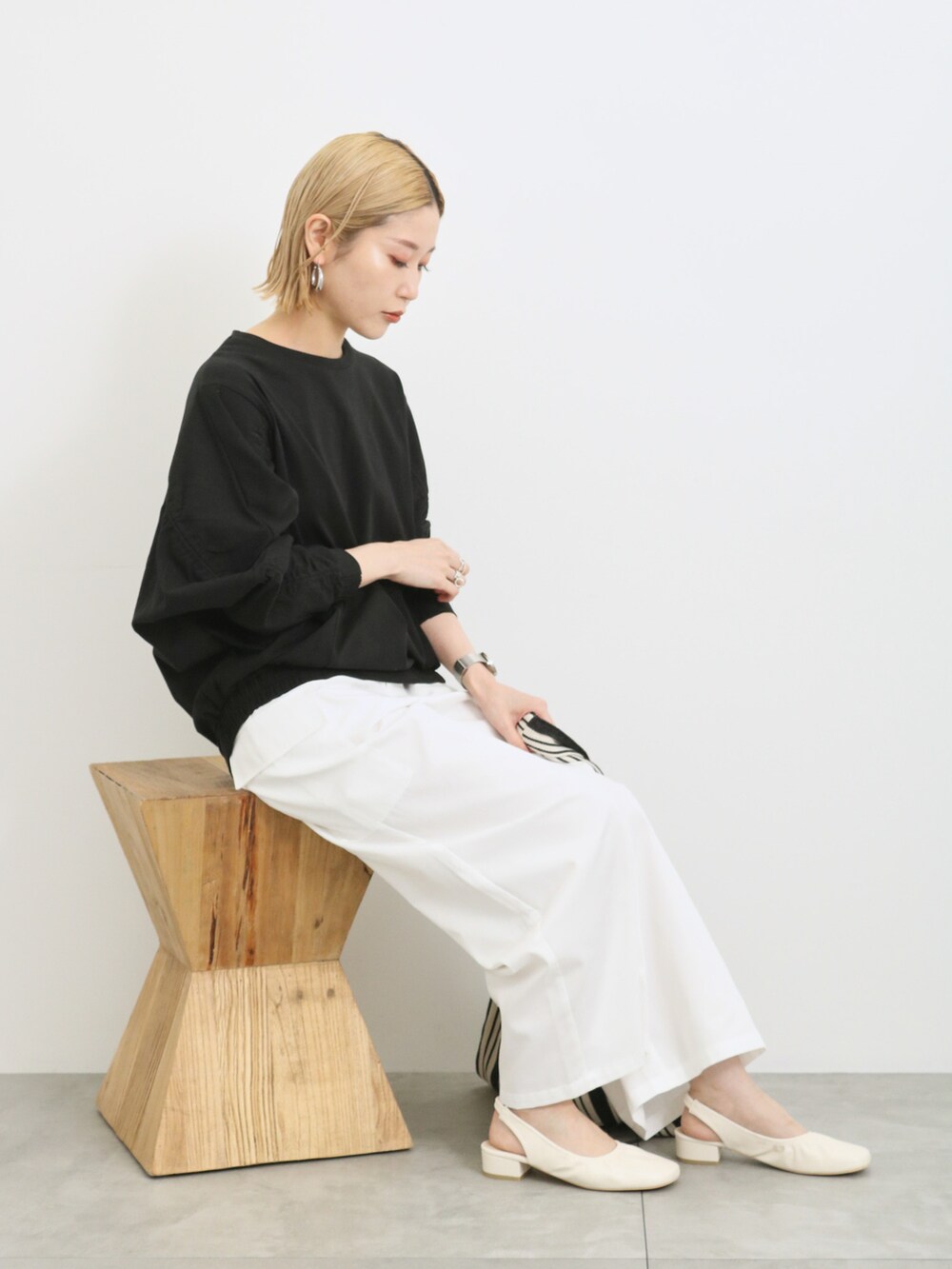 「大人カジュアル、きれいめカジュアル、シンプル、シンプルコーデ、プチプラ、プチプラコーデ、春コーデ、春のNewスタイル、モノトーン、カーゴパンツ、パンプス、トートバッグ、Samansa Mos2 blue、サマンサモスモスブルー、パンツスタイル」｜「Samansa Mos2 blueの切替ドルマンスリーブプルオーバー（Tシャツ/カットソー、ブラック系）」を使った、miyaさん（骨格ウェーブ・レディース・158cm）の春コーディネートの2枚目の写真
