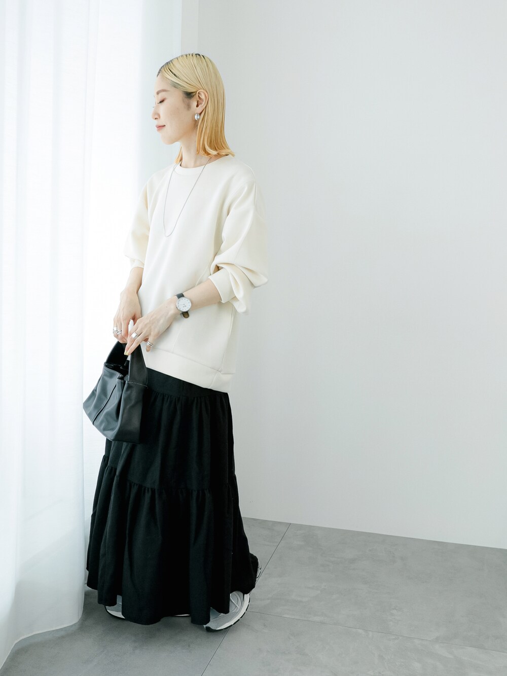 「大人カジュアル、きれいめカジュアル、プチプラ、シンプル、シンプルコーデ、モノトーン、スウェット、ティアードスカート、スニーカー、ミニバッグ、Samansa Mos2 blue、New Balance」｜「Samansa Mos2 blueのダンボールニットプルオーバー（Tシャツ/カットソー、ホワイト系）」を使った、miyaさん（骨格ウェーブ・レディース・158cm）の秋コーディネートの2枚目の写真