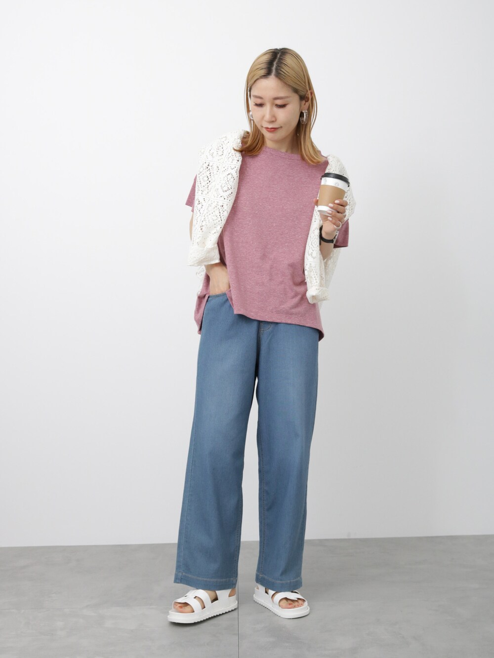 「ゆるコーデ、きれいめカジュアル、カジュアルコーデ、休日スタイル、大人カジュアル、シンプルコーデ、デニムパンツ、シンプル、Tシャツ、パンツスタイル、プチプラ、プチプラコーデ、サンダル、Samansa Mos2 blue」｜「Samansa Mos2 blueの厚底グルカサンダル（サンダル、ホワイト系）」を使った、miyaさん（骨格ウェーブ・レディース・158cm）の夏コーディネートの2枚目の写真