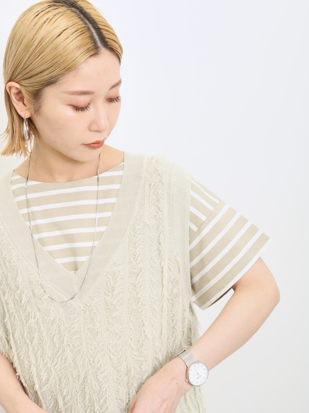 「大人カジュアル、きれいめカジュアル、シンプル、シンプルコーデ、プチプラ、プチプラコーデ、夏コーデ、ベスト、Tシャツ、ボーダー、カーゴスカート、サンダル、トートバッグ、Samansa Mos2 blue、サマンサモスモスブルー」｜「Samansa Mos2 blueのボーダーTシャツ（Tシャツ/カットソー、ベージュ系）」を使った、miyaさん（骨格ウェーブ・レディース・158cm）の春コーディネートの3枚目の写真