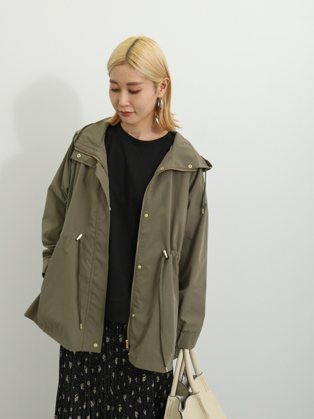 「カジュアルコーデ、シンプルコーデ、オトナ女子、大人カジュアル、きれいめカジュアル、プチプラ、プチプラコーデ、秋コーデ、マウンテンパーカー、スウェット、プリーツスカート、花柄、ブーツ、ハンドバッグ、Samansa Mos2 blue」｜「Samansa Mos2 blueのダンボールニットプルオーバー（Tシャツ/カットソー、ブラック系）」を使った、miyaさん（骨格ウェーブ・レディース・158cm）の秋コーディネートの2枚目の写真