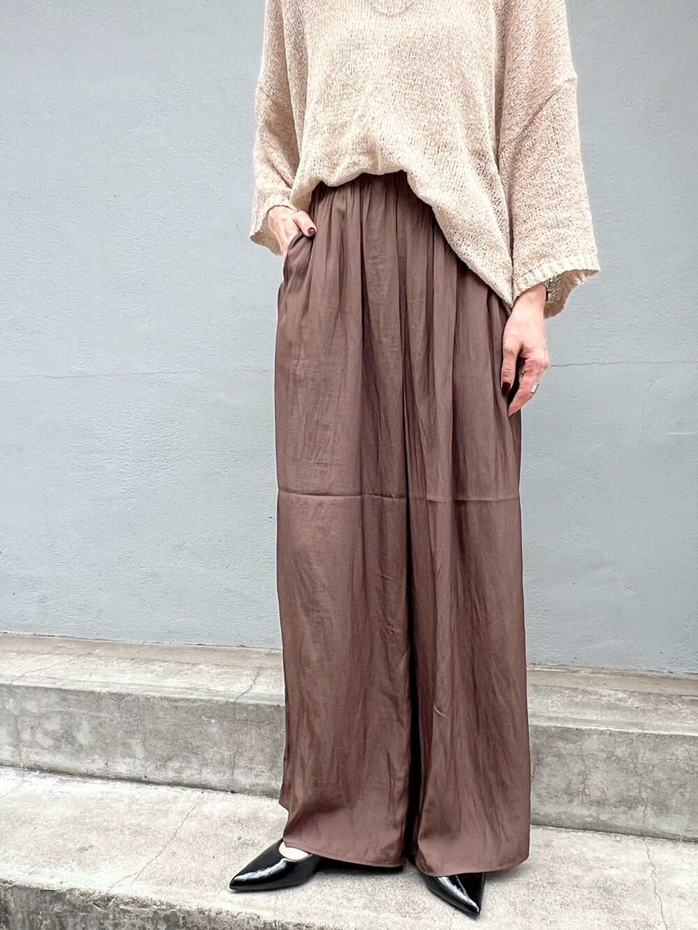 ベージュ系のニット/セーター、ブラウン系のその他パンツを着用したレディースの秋コーディネートの4枚目の写真