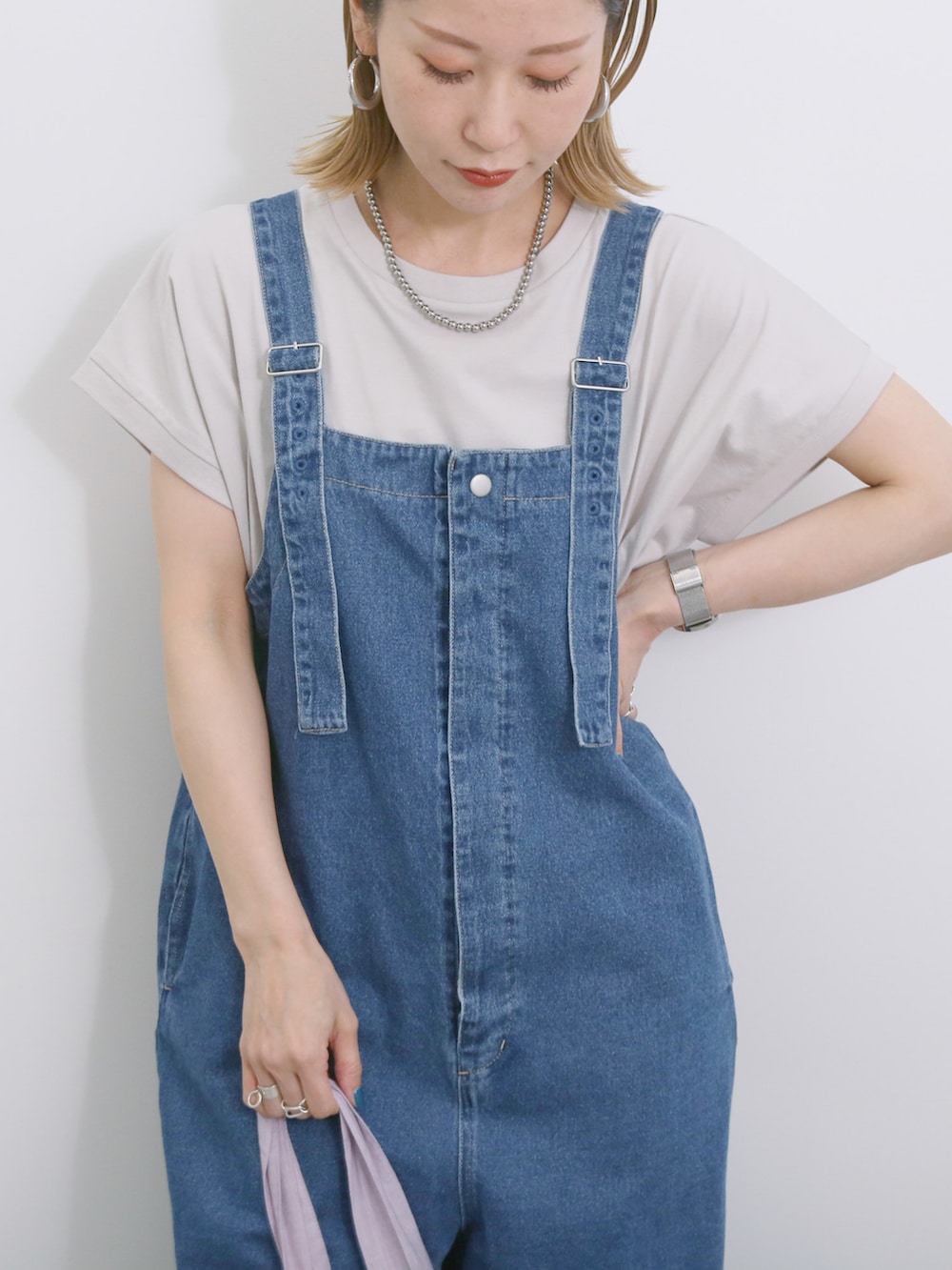 「大人カジュアル、きれいめカジュアル、シンプル、シンプルコーデ、プチプラ、プチプラコーデ、夏コーデ、オーバーオール、サロペット、デニム、Tシャツ、トートバッグ、スニーカー、スニーカーコーデ、Samansa Mos2 blue」｜「Samansa Mos2 blueの◎デニムオーバーオール（その他パンツ、ブルー系）」を使った、miyaさん（骨格ウェーブ・レディース・158cm）の春コーディネートの3枚目の写真