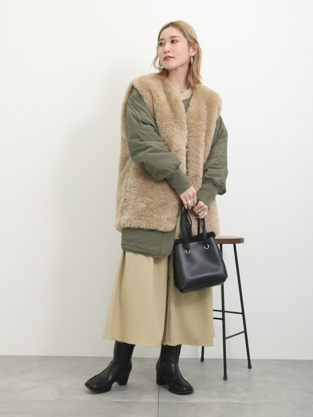 「大人カジュアル、きれいめカジュアル、冬コーデ、冬アウター、ファーベスト、キルティング、ワンピース、プチプラ、プチプラコーデ、ブーツ、ボアバッグ、カジュアル、オトナ女子、Samansa Mos2 blue」｜「Samansa Mos2 blueのティアードシャツワンピース（ワンピース、ベージュ系）」を使った、miyaさん（骨格ウェーブ・レディース・158cm）の冬コーディネートの2枚目の写真