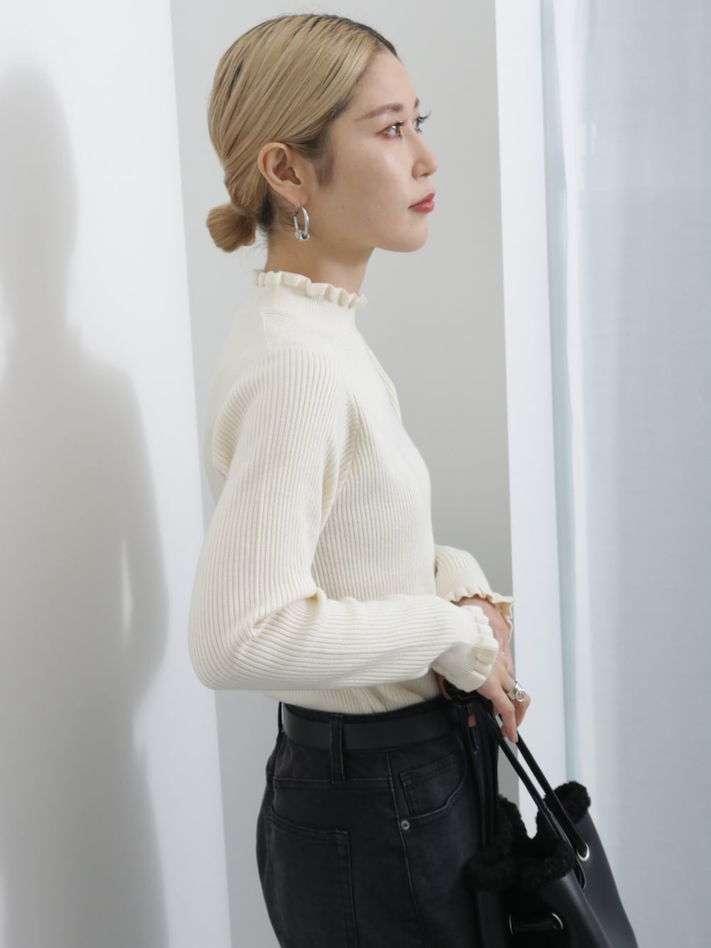 「大人カジュアル、きれいめカジュアル、シンプル、パンツスタイル、デニム、リブニット、フリル襟、ニット、プチプラ、プチプラコーデ、ブーツ、ボアバッグ、Samansa Mos2 blue、シンプルコーデ、冬コーデ」｜「Samansa Mos2 blueのフリル衿リブニットプルオーバー（ニット/セーター、ホワイト系）」を使った、miyaさん（骨格ウェーブ・レディース・158cm）の秋コーディネートの3枚目の写真