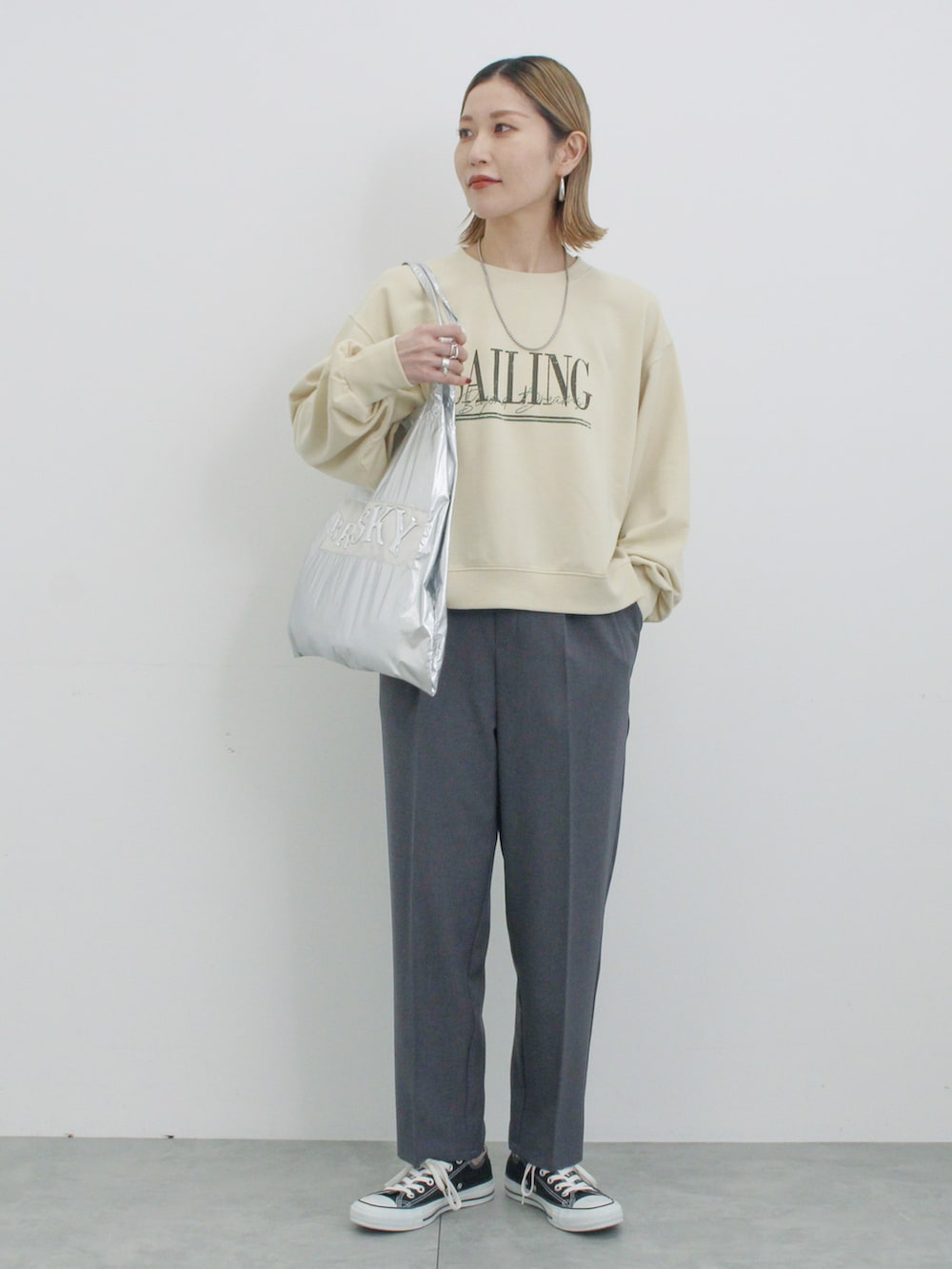 「大人カジュアル、きれいめカジュアル、シンプル、シンプルコーデ、プチプラ、プチプラコーデ、春コーデ、スウェット、ロゴ、パンツスタイル、トートバッグ、スニーカー、スニーカーコーデ、Samansa Mos2 blue、コンバース」｜「Samansa Mos2 blueのミニ裏毛アソートプリントプルオーバー（ニット/セーター、イエロー系）」を使った、miyaさん（骨格ウェーブ・レディース・158cm）の春コーディネートの2枚目の写真