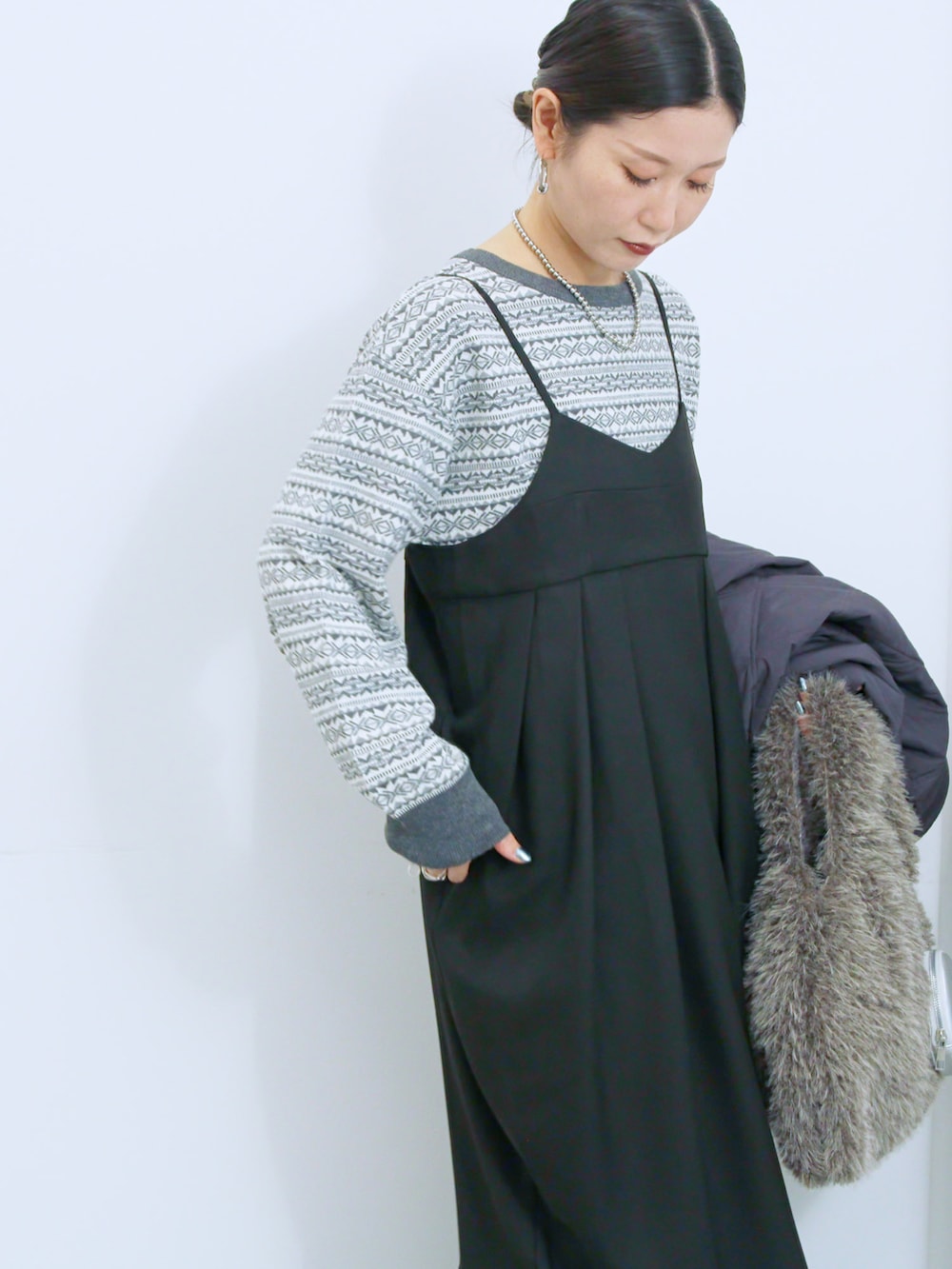 ブラック系のブーツ、グレー系のニット/セーター、グレー系のノーカラージャケットを着用したレディースの冬コーディネートの3枚目の写真