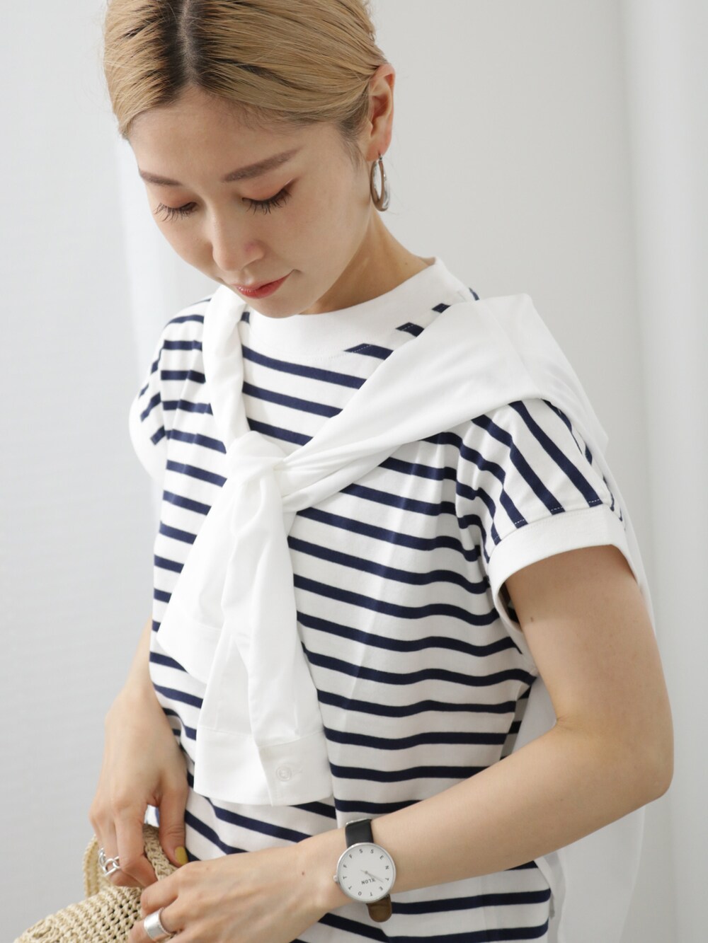 「大人カジュアル、きれいめカジュアル、スカート、カジュアル、リラックススタイル、夏コーデ、Tシャツ、フレンチスリーブ、ボーダー、プチプラ、プチプラコーデ、ハット、サンダル、Samansa Mos2 blue」｜「Samansa Mos2 blueの2WAYアシンメトリーサンダル（サンダル、ブラック系）」を使った、miyaさん（骨格ウェーブ・レディース・158cm）の夏コーディネートの3枚目の写真