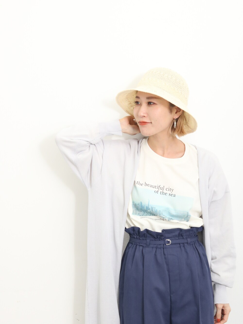 「大人カジュアル、きれいめカジュアル、シンプル、シンプルコーデ、プチプラ、プチプラコーデ、春コーデ、パンツスタイル、プリントT、カーディガン、トートバッグ、スニーカー、ハット、Samansa Mos2 blue、サマンサモスモスブルー」｜「Samansa Mos2 blueのマルチスタイルトッパーカーディガン（カーディガン/ボレロ、グレー系）」を使った、miyaさん（骨格ウェーブ・レディース・158cm）の春コーディネートの4枚目の写真