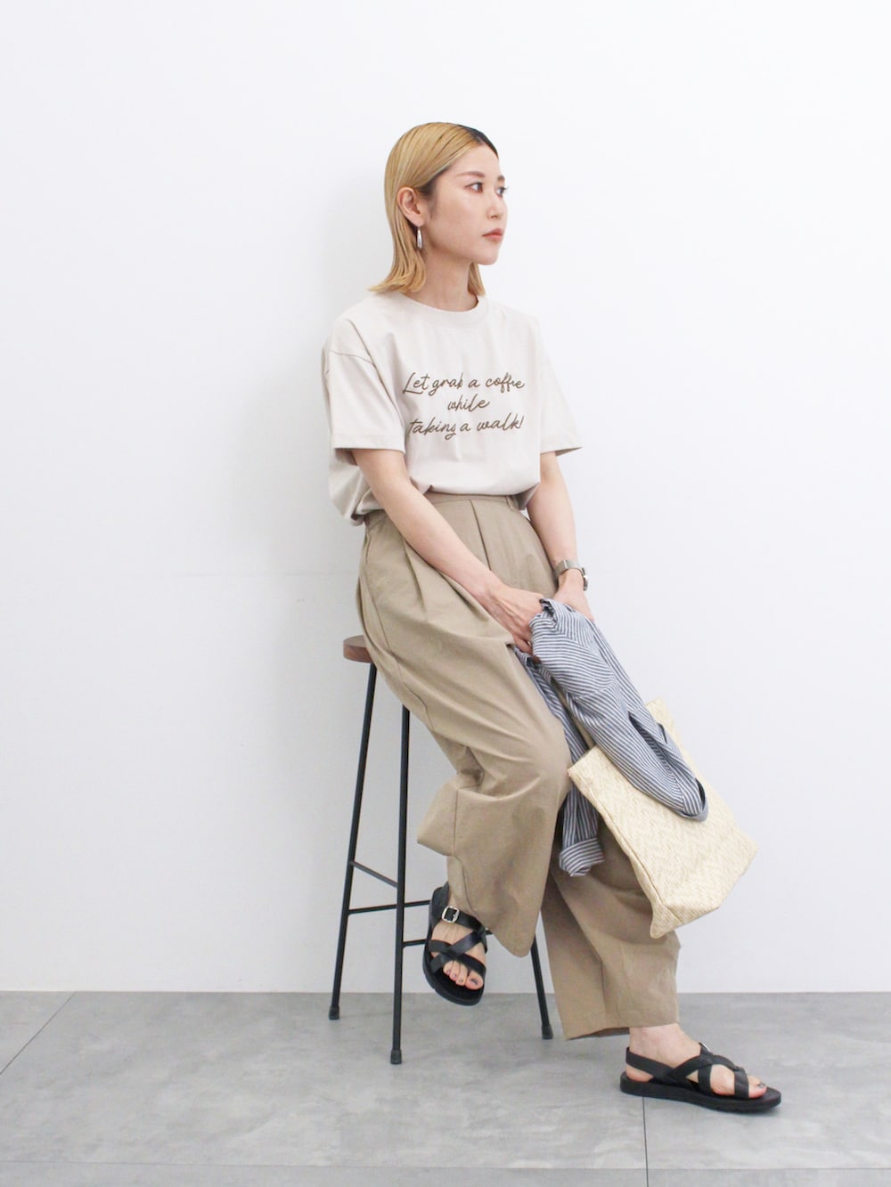 「大人カジュアル、きれいめカジュアル、シンプル、シンプルコーデ、プチプラ、プチプラコーデ、夏コーデ、Tシャツ、パンツスタイル、シャツ、サンダル、ペーパーバッグ、ラフ、ゆるコーデ、Samansa Mos2 blue」｜「Samansa Mos2 blueの発泡プリントTシャツ（Tシャツ/カットソー、ベージュ系）」を使った、miyaさん（骨格ウェーブ・レディース・158cm）の夏コーディネートの2枚目の写真