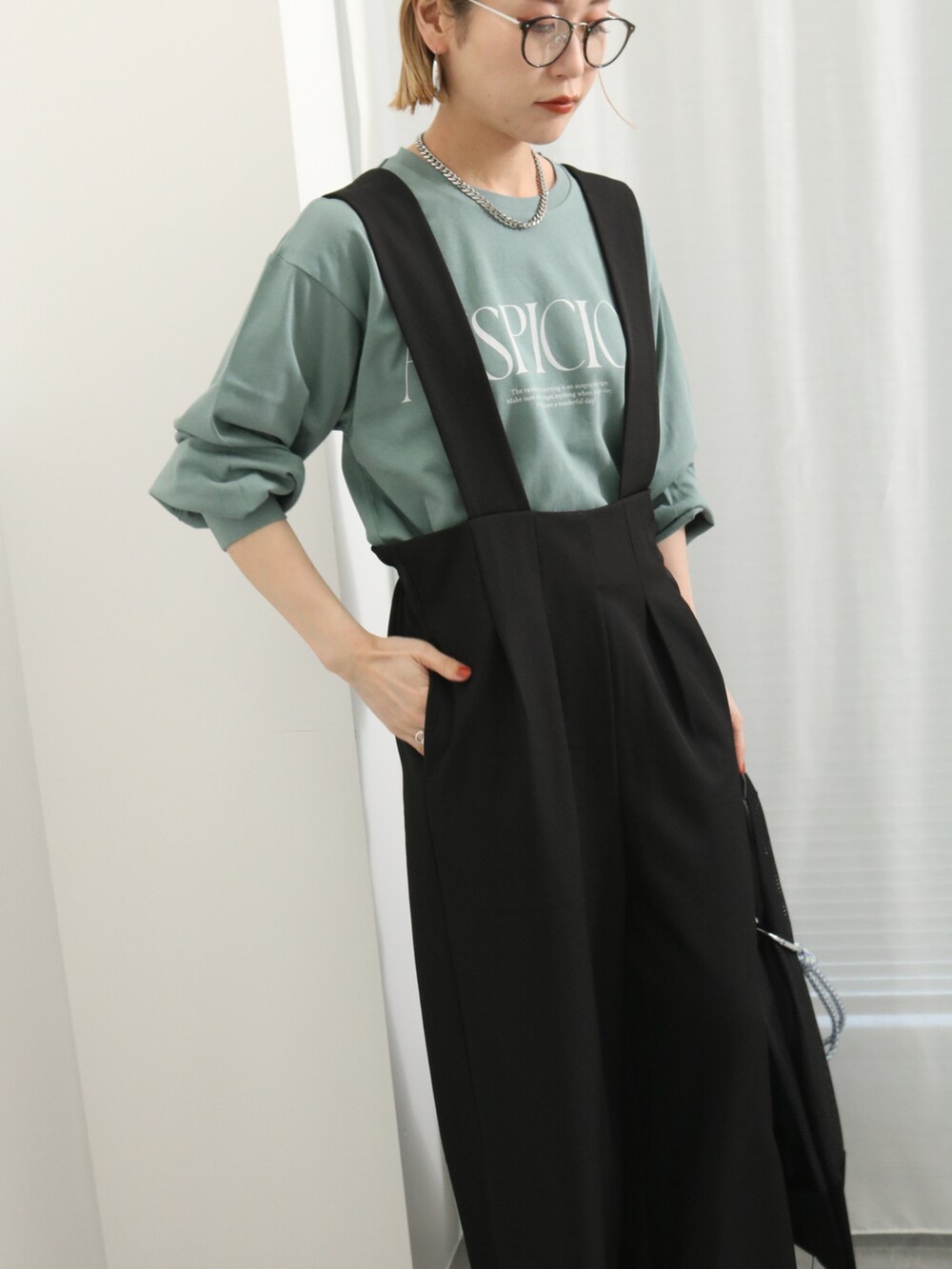 「大人カジュアル、きれいめカジュアル、シンプルコーデ、シンプル、プチプラ、プチプラコーデ、ロゴT、サロペット、パンプス、トートバッグ、春コーデ、グリーン、Samansa Mos2 blue、サマンサモスモスブルー」｜「Samansa Mos2 blueの【ふっくらクッション】バックストラップパンプス（ドレスシューズ、ホワイト系）」を使った、miyaさん（骨格ウェーブ・レディース・158cm）の春コーディネートの2枚目の写真