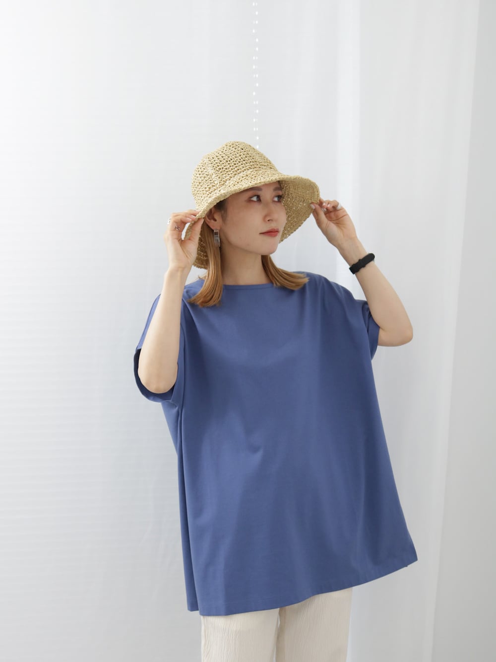 「夏コーデ、大人カジュアル、カジュアルコーデ、シンプル、パンツスタイル、プチプラコーデ、きれいめカジュアル、Tシャツ、ラクチンコーデ、プチプラ、サンダル、ハット、Samansa Mos2 blue」｜「Samansa Mos2 blueのクロスベルトサンダル（サンダル、シルバー系）」を使った、miyaさん（骨格ウェーブ・レディース・158cm）の夏コーディネートの3枚目の写真