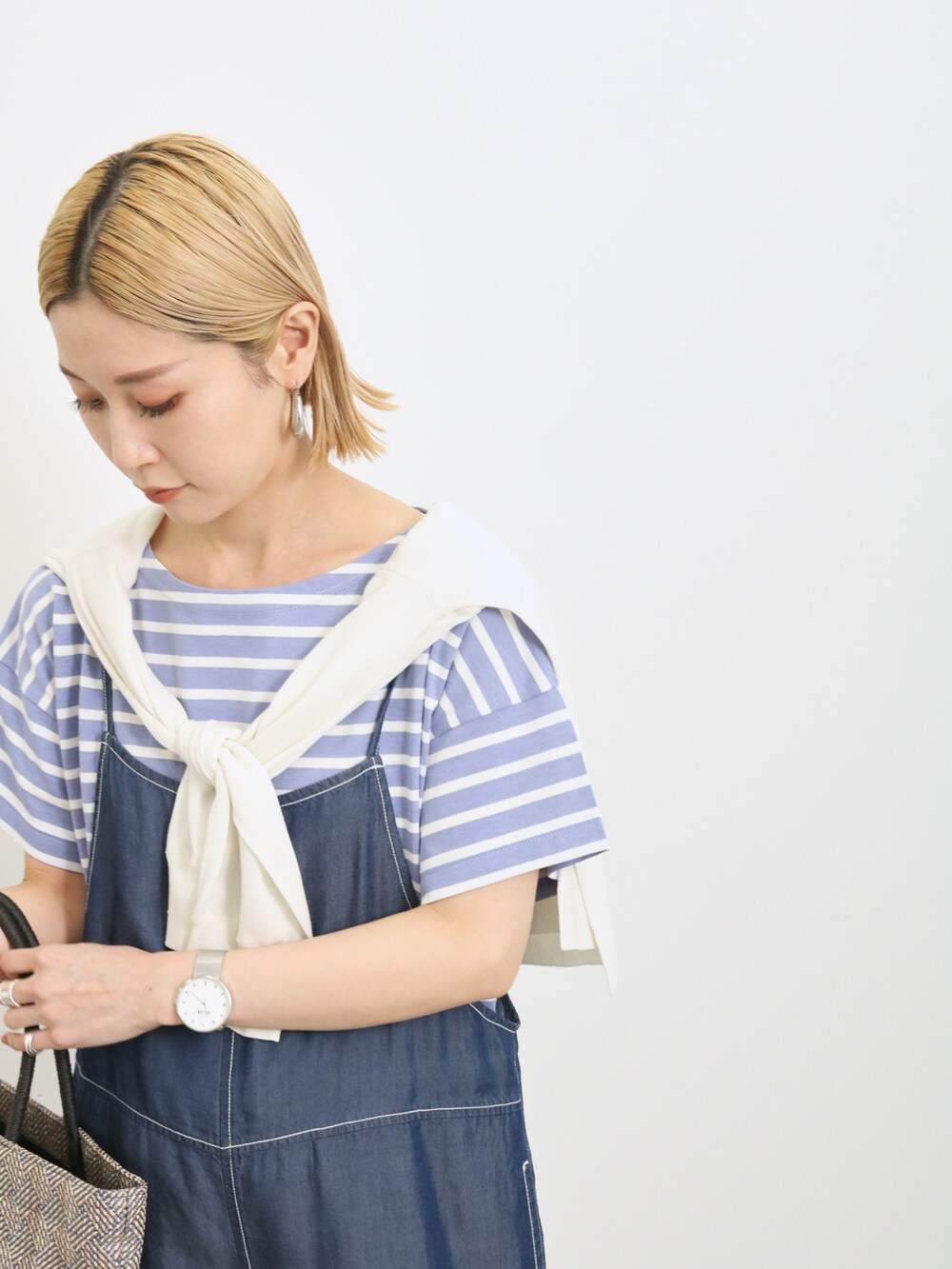 「大人カジュアル、きれいめカジュアル、シンプル、シンプルコーデ、プチプラ、プチプラコーデ、夏コーデ、サロペット、デニム、ボーダー、Tシャツ、トートバッグ、サンダル、カーディガン、Samansa Mos2 blue」｜「Samansa Mos2 blueのボーダーTシャツ（Tシャツ/カットソー、ブルー系）」を使った、miyaさん（骨格ウェーブ・レディース・158cm）の春コーディネートの4枚目の写真