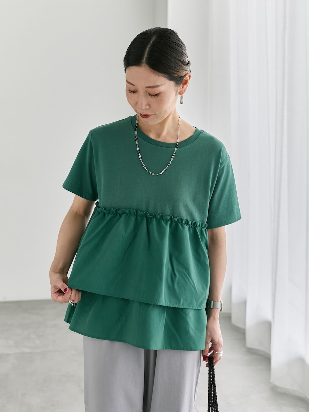 「大人カジュアル、きれいめカジュアル、シンプル、シンプルコーデ、プチプラ、プチプラコーデ、夏コーデ、Tシャツ、ティアード、フリル、パンツスタイル、ハンドバッグ、サンダル、Samansa Mos2 blue」｜「Samansa Mos2 blueの【接触冷感】ドッキングティアードプルオーバー（Tシャツ/カットソー、グリーン系）」を使った、miyaさん（骨格ウェーブ・レディース・158cm）の夏コーディネートの3枚目の写真