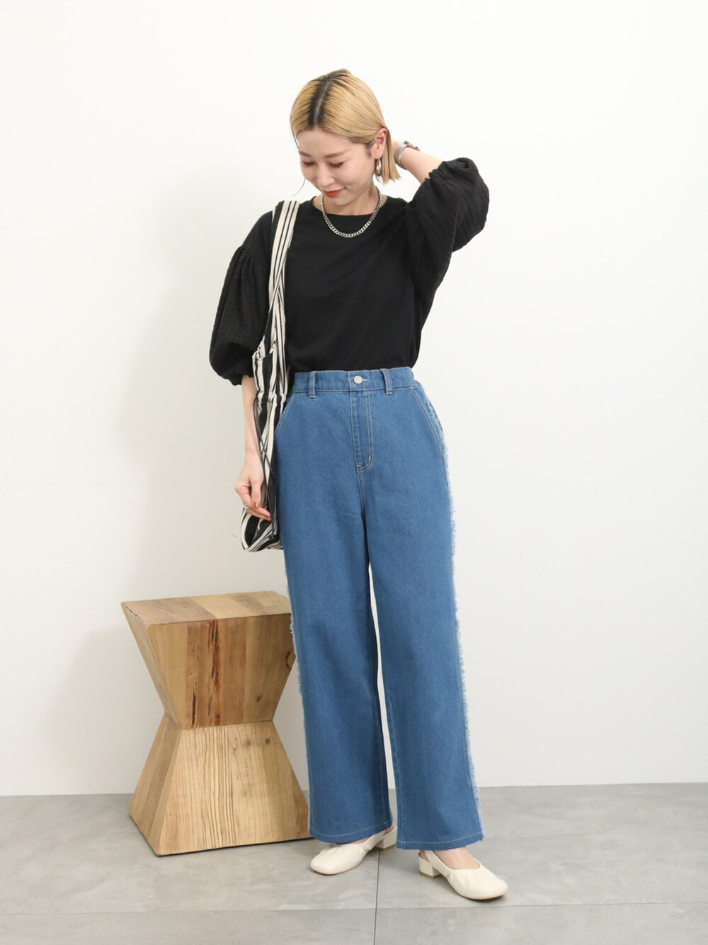 「大人カジュアル、きれいめカジュアル、シンプル、シンプルコーデ、プチプラ、プチプラコーデ、春コーデ、デニム、パンツスタイル、シアートップス、トートバッグ、パンプス、Samansa Mos2 blue、サマンサモスモスブルー、春のNewスタイル」｜「Samansa Mos2 blueの【ふっくらクッション】バックストラップパンプス（ドレスシューズ、ホワイト系）」を使った、miyaさん（骨格ウェーブ・レディース・158cm）の春コーディネートの2枚目の写真