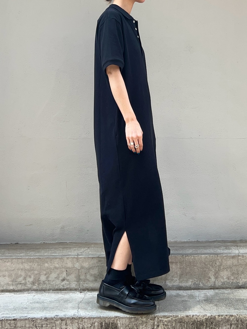 「大人カジュアル、きれいめカジュアル、シンプル、シンプルコーデ、プチプラ、プチプラコーデ、春コーデ、夏コーデ、ワンピース、ポロシャツワンピース、オールブラック、ポロシャツ、Samansa Mos2 blue、Dr.Martens、ローファー」｜「sm2rhythmのカノコポロワンピース（ワンピース、ブラック系）」を使った、miyaさん（骨格ウェーブ・レディース・158cm）の春コーディネートの2枚目の写真
