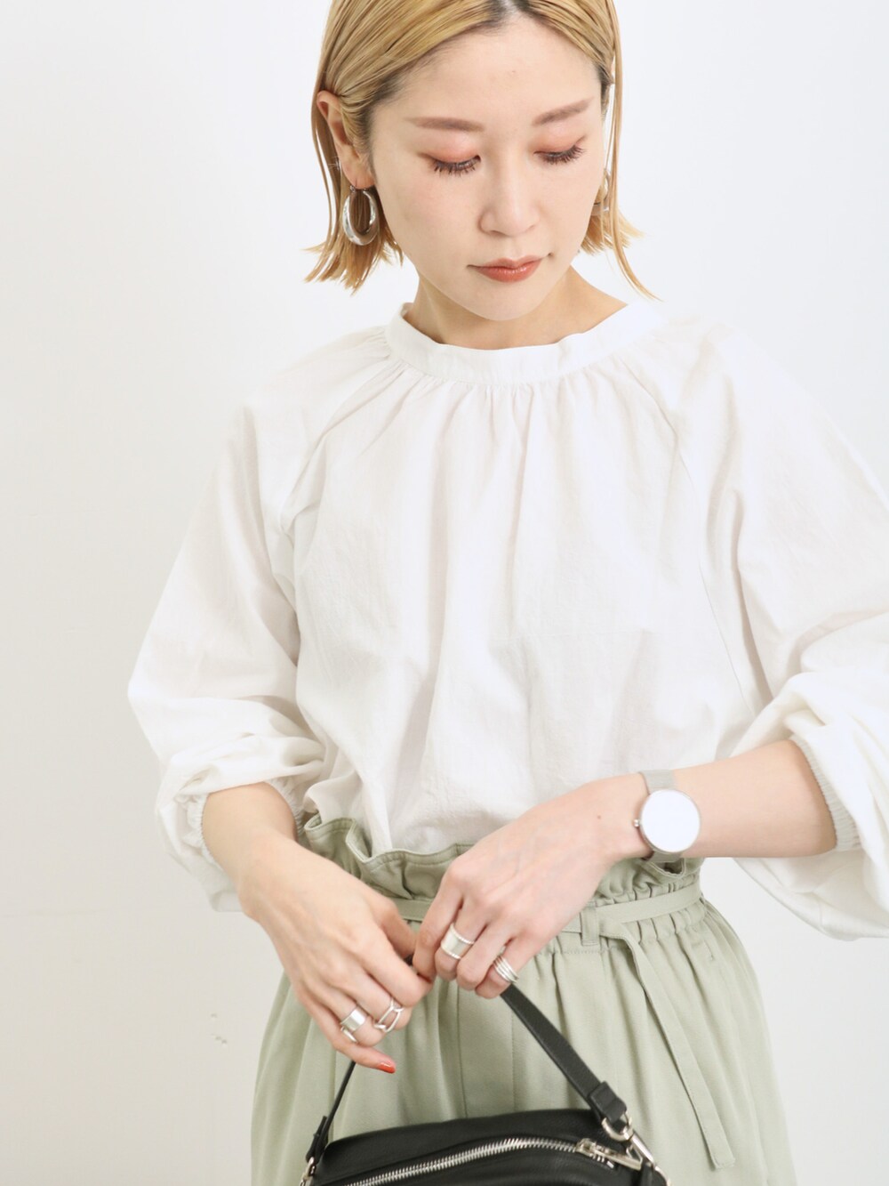 「大人カジュアル、きれいめカジュアル、シンプル、シンプルコーデ、プチプラ、プチプラコーデ、春コーデ、春のNewスタイル、パンツスタイル、ブラウス、パンプス、ショルダーバッグ、Samansa Mos2 blue、サマンサモスモスブルー」｜「Samansa Mos2 blueの細ベルト付ワイドパンツ（その他パンツ、グリーン系）」を使った、miyaさん（骨格ウェーブ・レディース・158cm）の春コーディネートの3枚目の写真