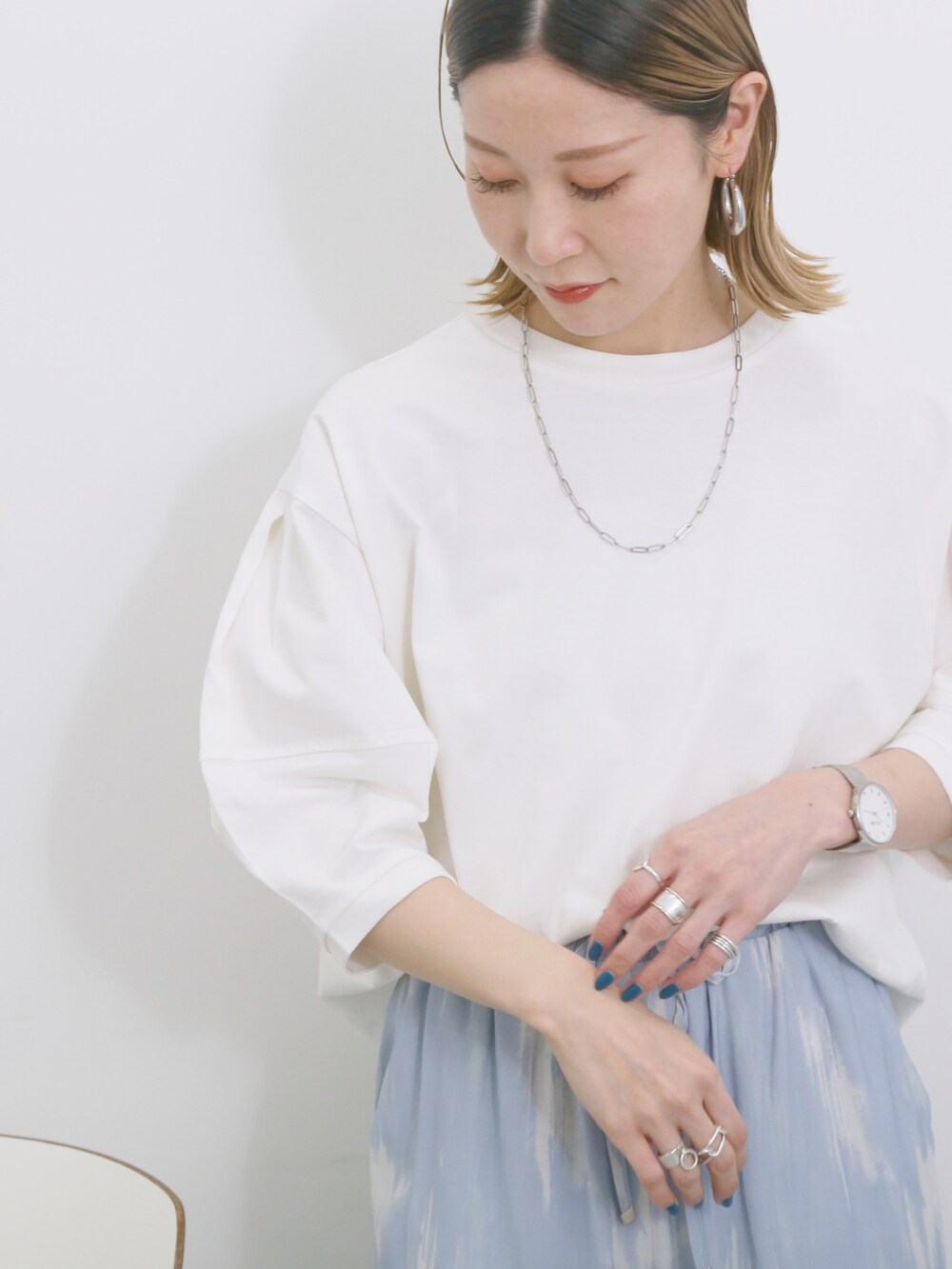「大人カジュアル、きれいめカジュアル、シンプル、シンプルコーデ、プチプラ、プチプラコーデ、夏コーデ、Tシャツ、パンツスタイル、柄パンツ、ラフ、サンダル、Samansa Mos2 blue」｜「Samansa Mos2 blueの【USAコットン】ランタンスリーブTシャツ（Tシャツ/カットソー、ホワイト系）」を使った、miyaさん（骨格ウェーブ・レディース・158cm）の春コーディネートの2枚目の写真