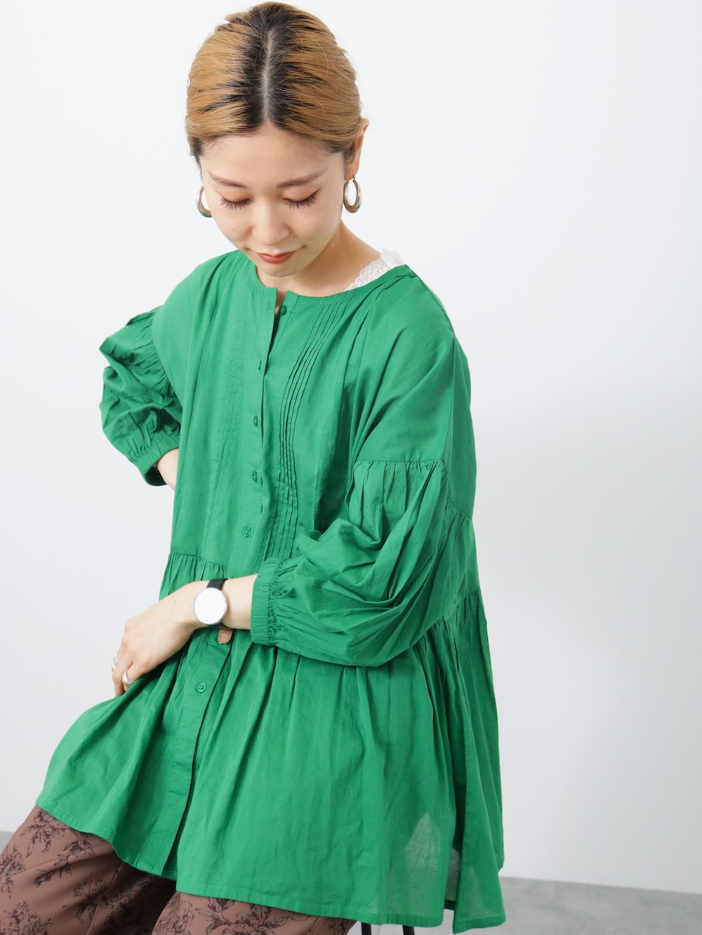 「シンプルコーデ、春夏コーデ、カジュアル、パンツスタイル、プチプラコーデ、シンプル、インド綿、ブラウス、グリーン、柄パンツ、プチプラ、大人カジュアル、きれいめカジュアル、Samansa Mos2 blue」｜「Samansa Mos2 blueのピンタックブラウス（シャツ/ブラウス、グリーン系）」を使った、miyaさん（骨格ウェーブ・レディース・158cm）の春コーディネートの2枚目の写真