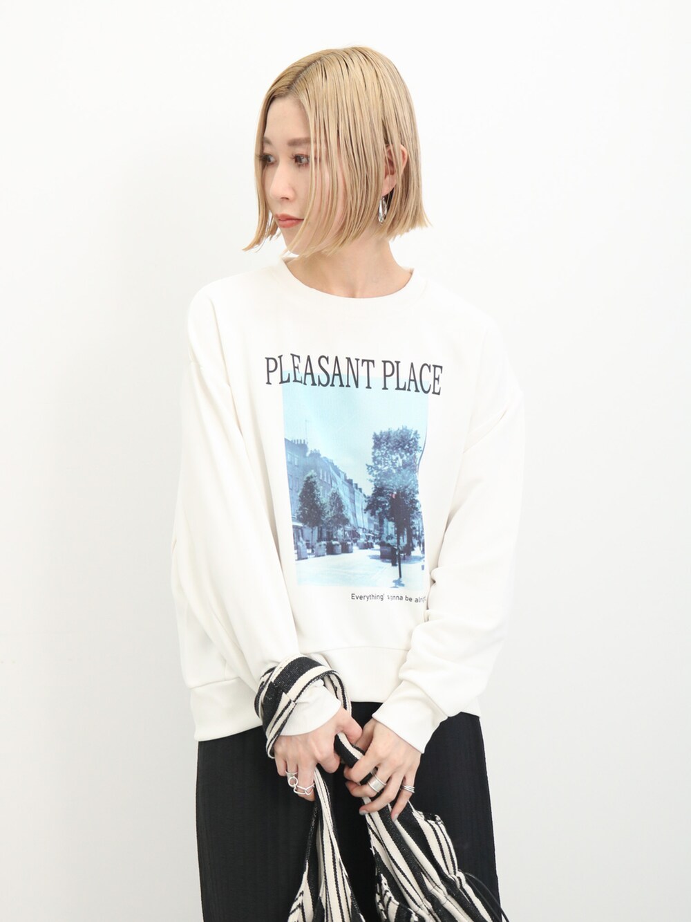 「大人カジュアル、きれいめカジュアル、シンプル、シンプルコーデ、プチプラ、プチプラコーデ、春コーデ、ロゴスウェット、ナロースカート、スカートスタイル、ブーツ、トートバッグ、Samansa Mos2 blue、サマンサモスモスブルー」｜「Samansa Mos2 blueの裏毛フォトプリントコクーンプルオーバー（Tシャツ/カットソー、ホワイト系）」を使った、miyaさん（骨格ウェーブ・レディース・158cm）の春コーディネートの4枚目の写真