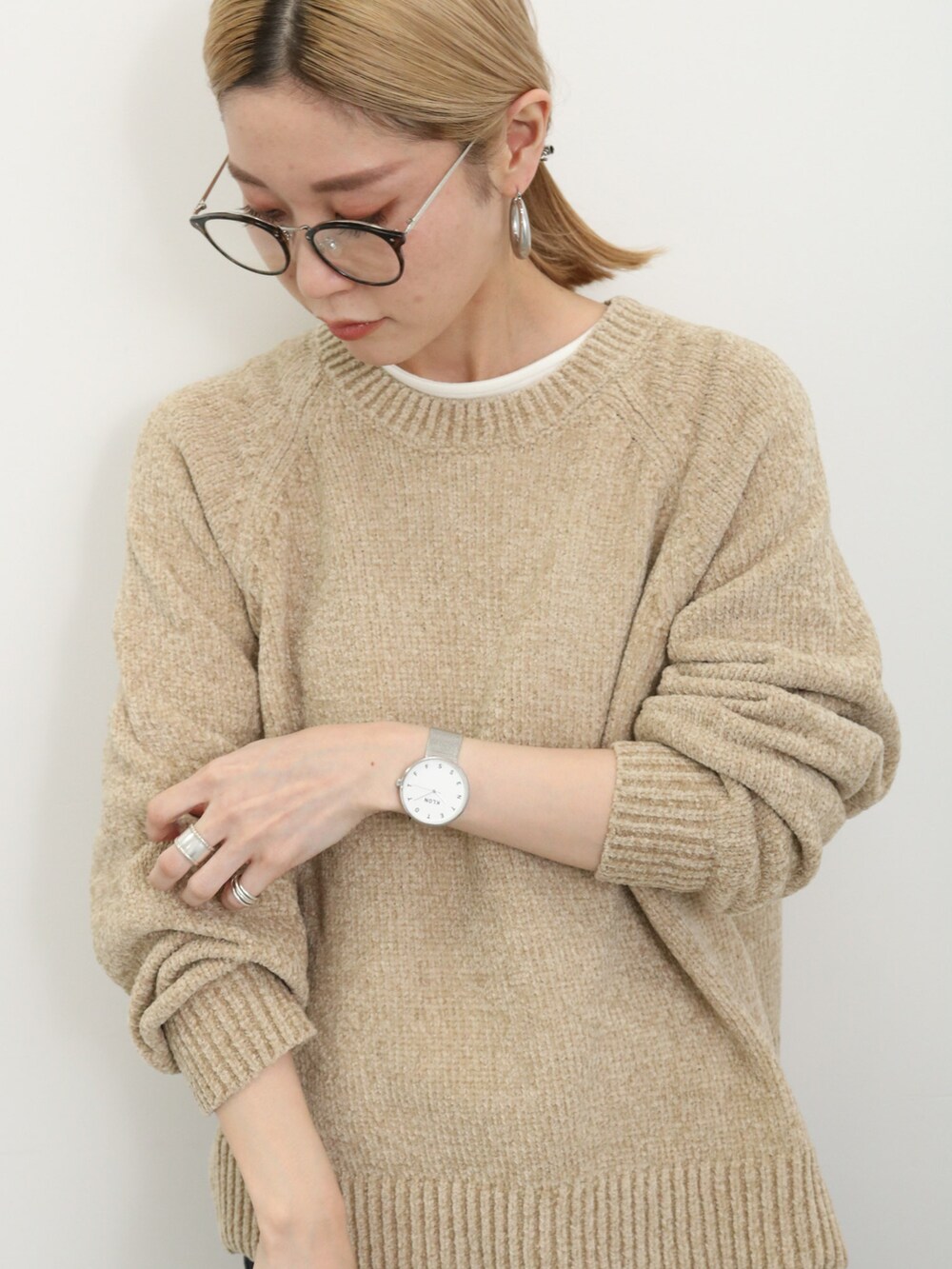 ブラック系のその他パンツ、ホワイト系のブーツ、ブラック系のハンドバッグを着用したレディースの冬コーディネートの3枚目の写真
