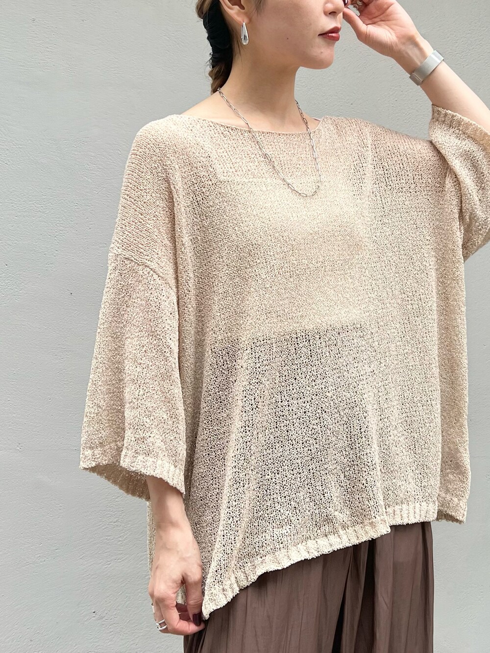 ベージュ系のニット/セーター、ブラウン系のその他パンツを着用したレディースの秋コーディネートの3枚目の写真