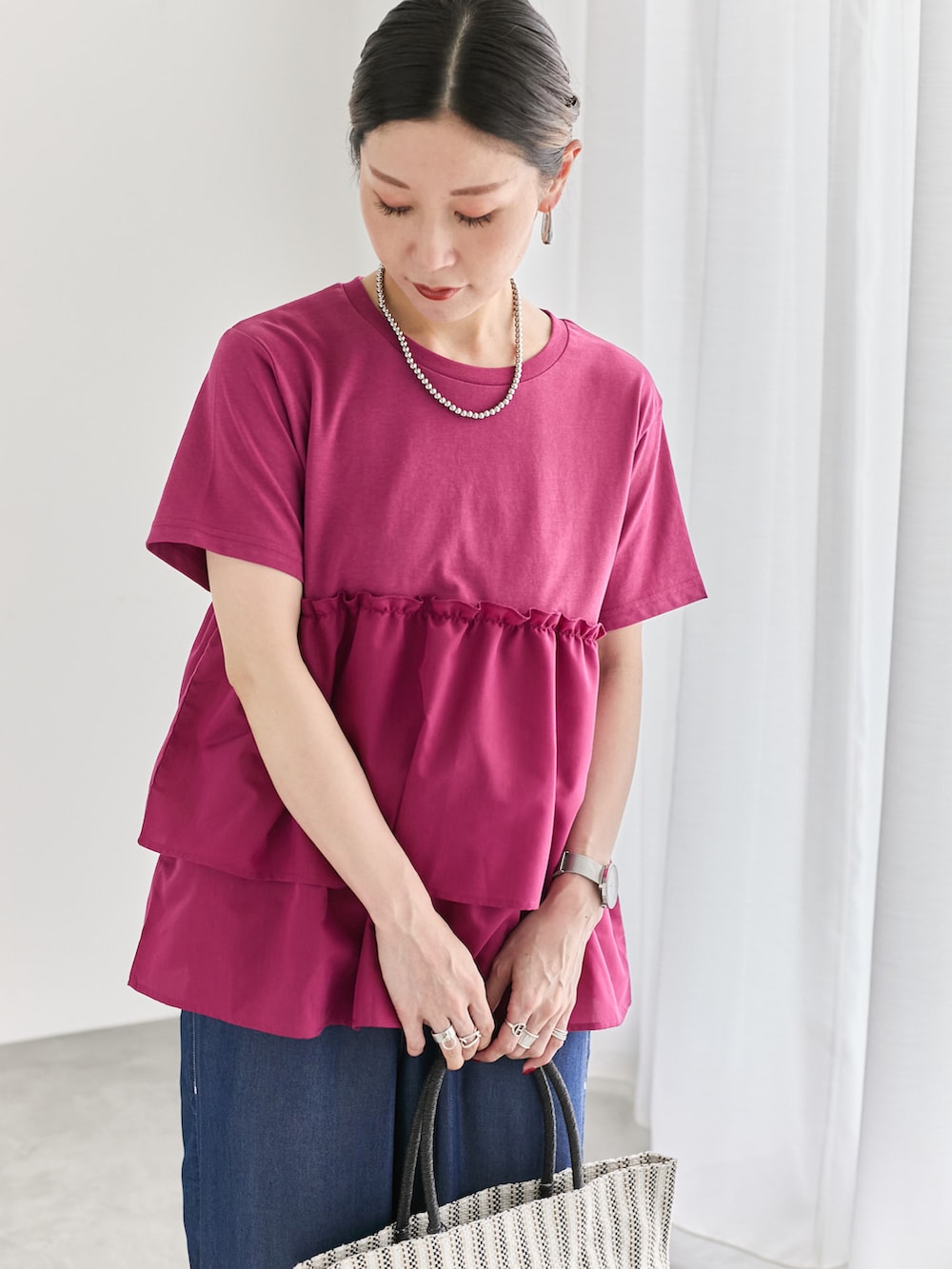 「大人カジュアル、きれいめカジュアル、シンプル、シンプルコーデ、プチプラ、プチプラコーデ、夏コーデ、Tシャツ、フリル、ピンク、パンツスタイル、デニム、ハンドバッグ、サンダル、Samansa Mos2 blue」｜「Samansa Mos2 blueの【接触冷感】クールデニムイージーパンツ（その他パンツ、ブルー系）」を使った、miyaさん（骨格ウェーブ・レディース・158cm）の夏コーディネートの3枚目の写真