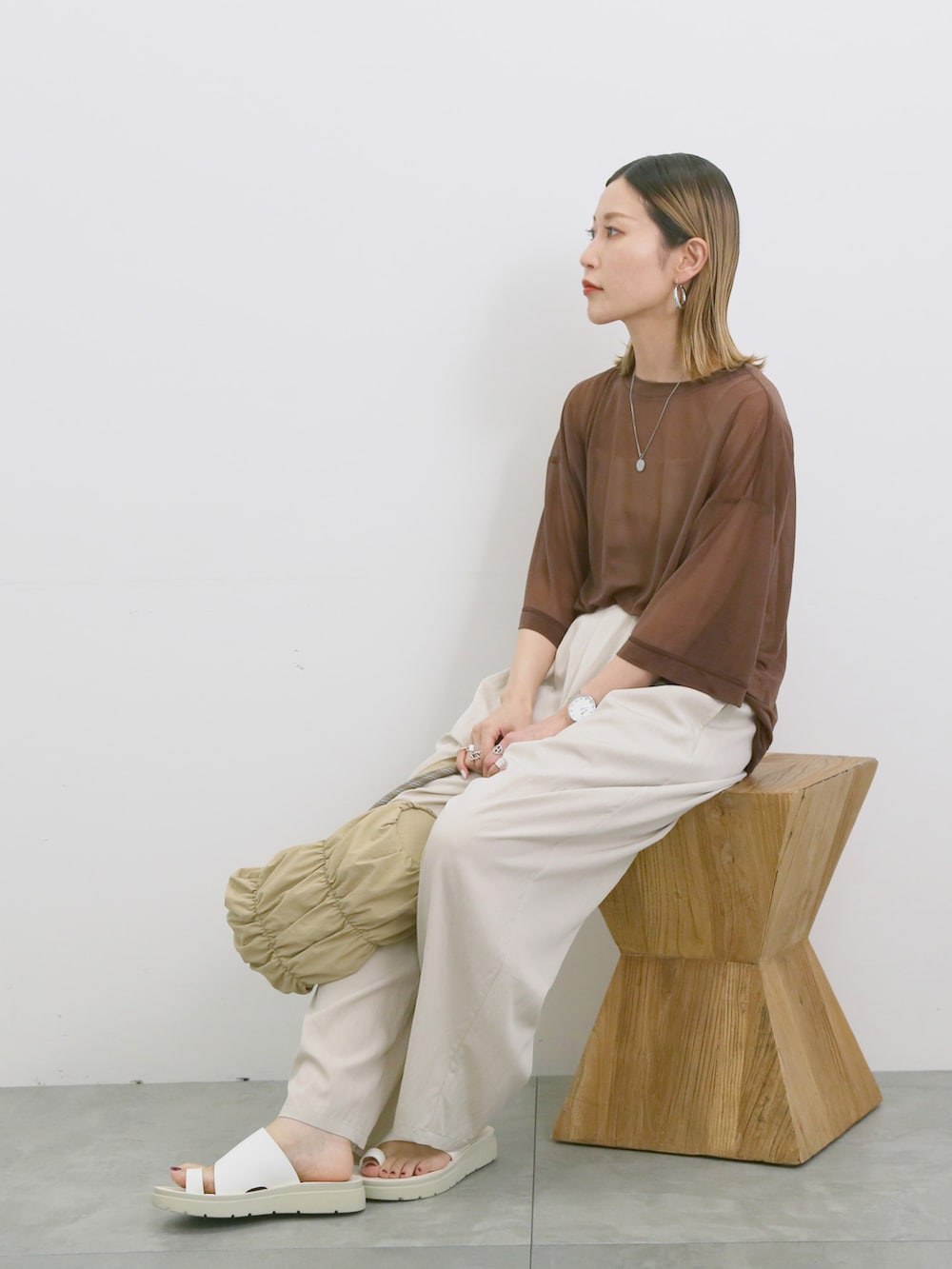 「大人カジュアル、きれいめカジュアル、シンプル、シンプルコーデ、プチプラ、プチプラコーデ、夏コーデ、シアートップス、パンツスタイル、タックパンツ、ハンドバッグ、サンダル、Samansa Mos2 blue」｜「Samansa Mos2 blueの【接触冷感】タックワイドパンツ（その他パンツ、ベージュ系）」を使った、miyaさん（骨格ウェーブ・レディース・158cm）の夏コーディネートの2枚目の写真