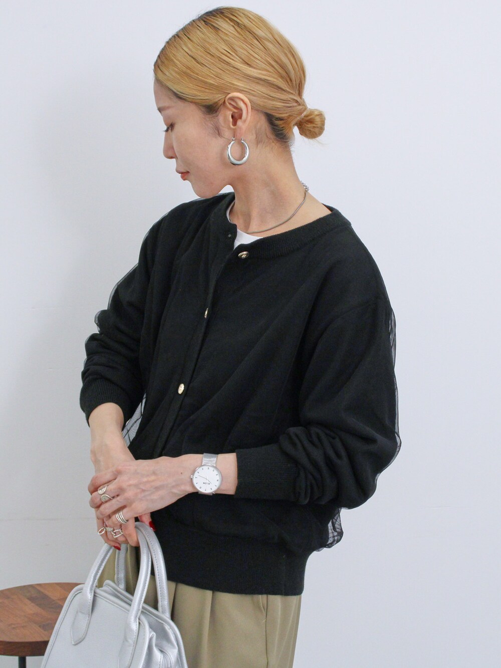 「大人カジュアル、きれいめカジュアル、シンプル、シンプルコーデ、プチプラ、プチプラコーデ、秋コーデ、パンツスタイル、カーディガン、チュール、ハンドバッグ、ブーツ、ラクチンコーデ、ラフ、Samansa Mos2 blue」｜「Samansa Mos2 blueの◎チュールドッキングニットカーディガン（カーディガン/ボレロ、ブラック系）」を使った、miyaさん（骨格ウェーブ・レディース・158cm）の秋コーディネートの4枚目の写真