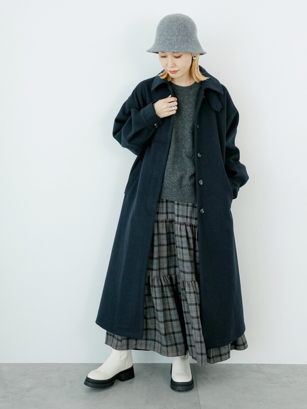 「オーバーサイズ、ゆるコーデ、大人カジュアル、きれいめカジュアル、プチプラ、ステンカラーコート、ロングコート、ニット、ティアードスカート、チェック、バケットハット、ブーツ、Samansa Mos2 blue」｜「Samansa Mos2 blueの【Rina×blue】ステンカラーコート（ステンカラーコート、ブルー系）」を使った、miyaさん（骨格ウェーブ・レディース・158cm）の秋コーディネートの2枚目の写真