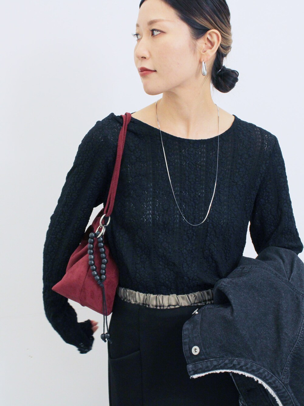 グレー系のブルゾン、ブラック系のスカート、ブラック系のTシャツ/カットソーを着用したレディースの秋コーディネートの5枚目の写真