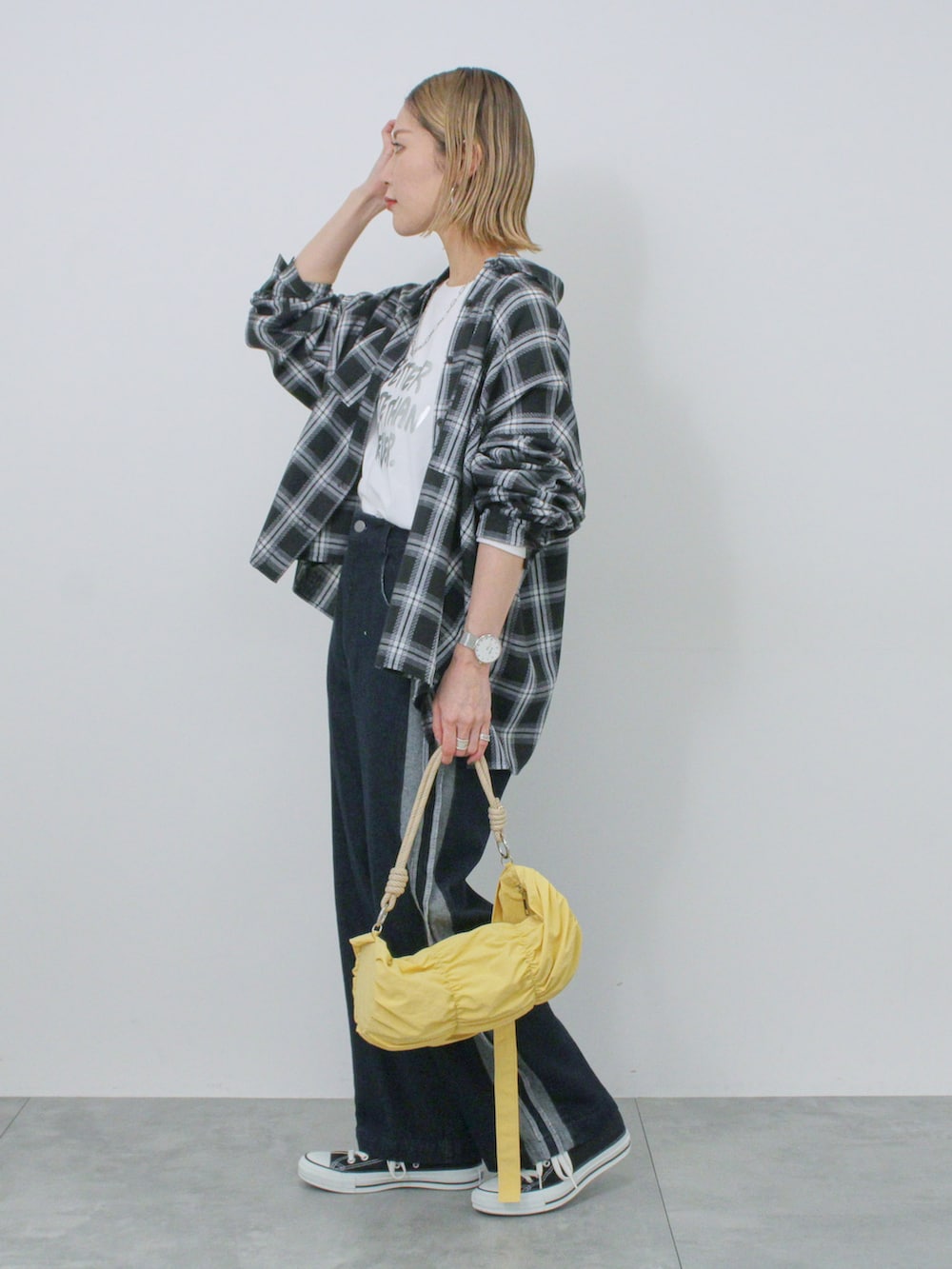 ブラック系のシャツ/ブラウス、ホワイト系のTシャツ/カットソー、ブラック系のその他パンツを着用したレディースの冬コーディネートの2枚目の写真