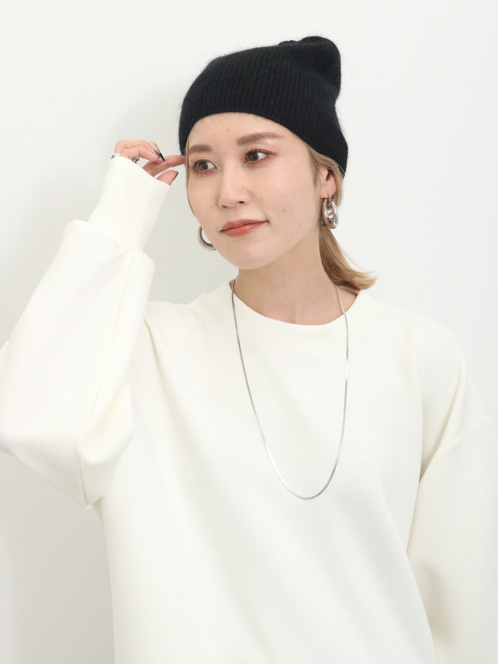 「大人カジュアル、きれいめカジュアル、冬コーデ、シンプル、スウェット、パンツスタイル、コーデュロイ、ニット帽、ボアバッグ、ブーツ、プチプラ、プチプラコーデ、カジュアル、Samansa Mos2 blue」｜「Samansa Mos2 blueの裾スリットダンボールニットプルオーバー（Tシャツ/カットソー、ホワイト系）」を使った、miyaさん（骨格ウェーブ・レディース・158cm）の冬コーディネートの3枚目の写真
