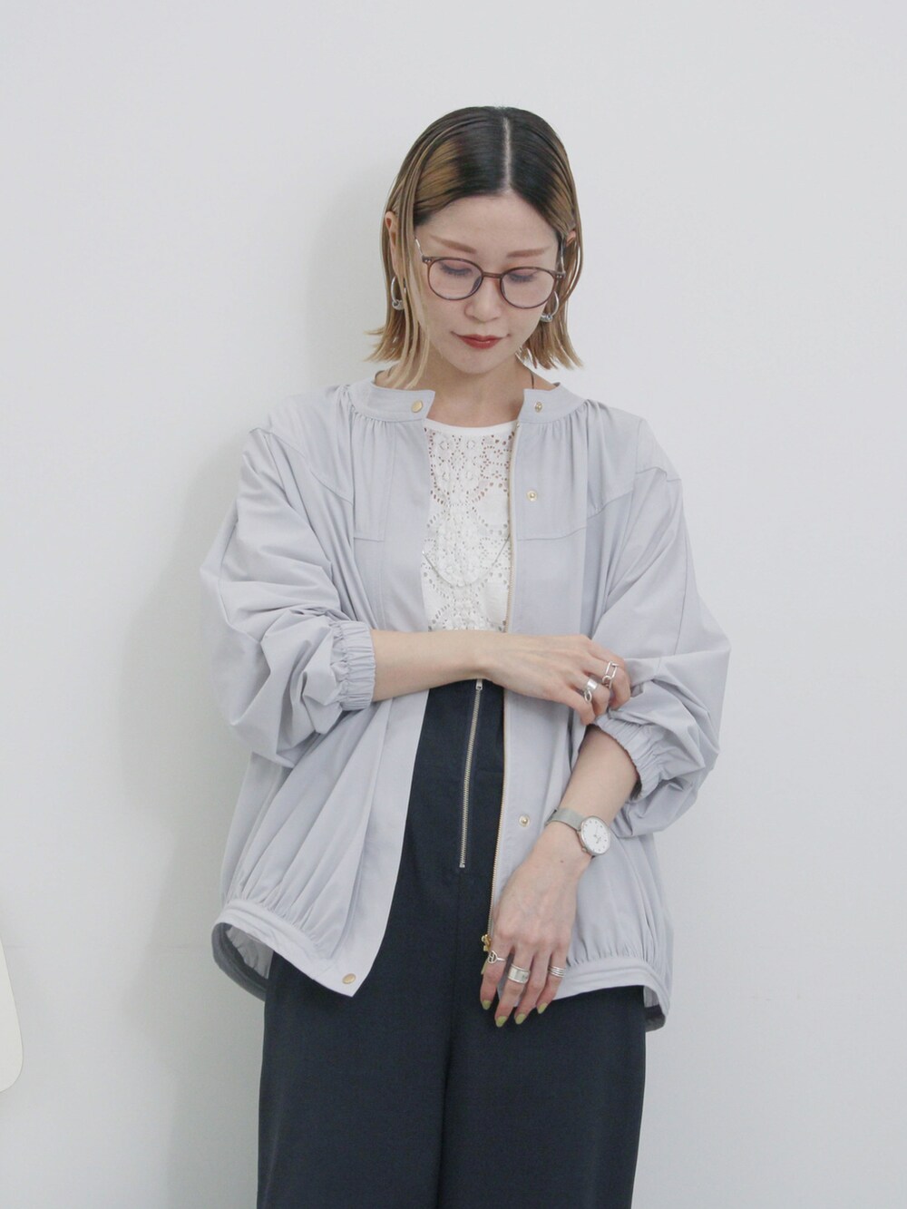 「大人カジュアル、きれいめカジュアル、シンプル、シンプルコーデ、プチプラ、プチプラコーデ、春コーデ、春アウター、サロペット、レース、ローファー、メガネ女子、Samansa Mos2 blue」｜「Samansa Mos2 blueのドルマンギャザーブルゾン（ブルゾン、グレー系）」を使った、miyaさん（骨格ウェーブ・レディース・158cm）の春コーディネートの3枚目の写真
