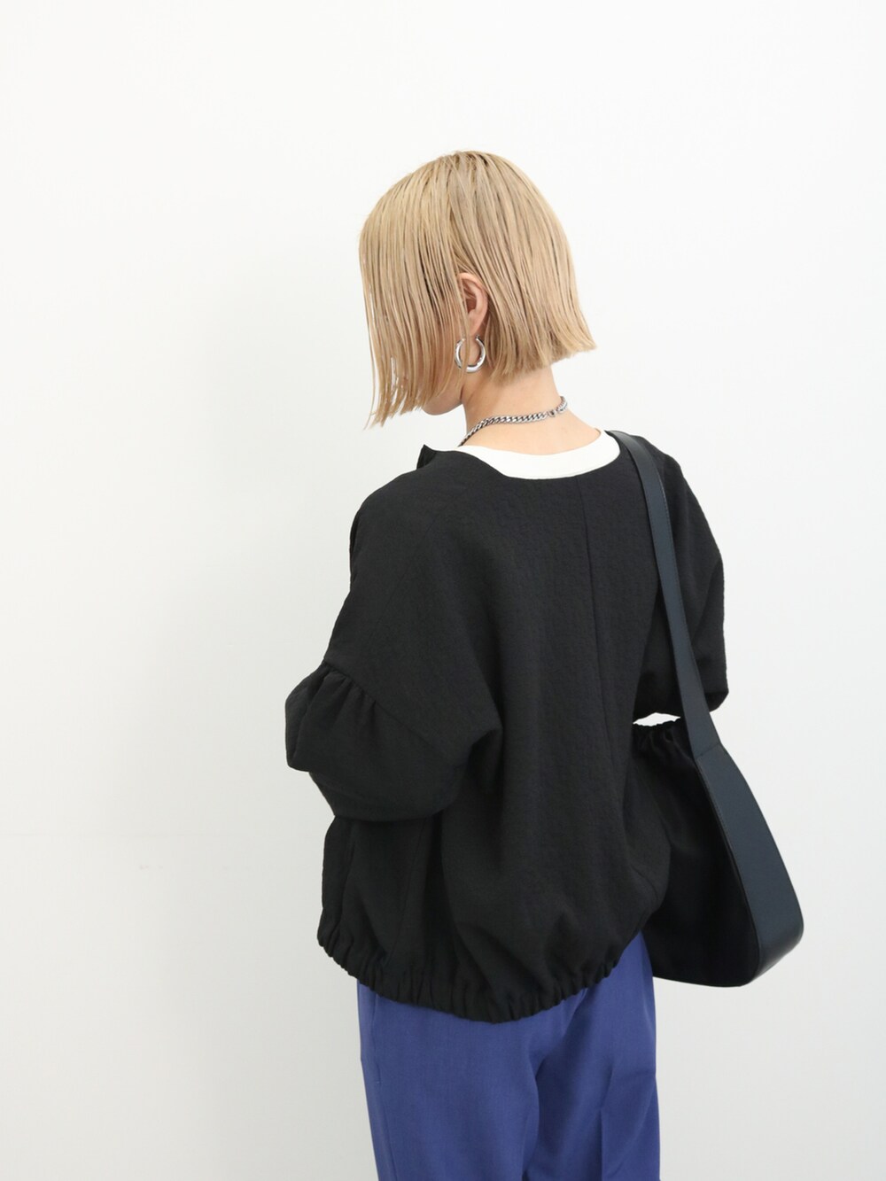 「大人カジュアル、きれいめカジュアル、シンプル、シンプルコーデ、プチプラ、プチプラコーデ、春コーデ、ロゴT、パンツスタイル、オフィスカジュアル、パンプス、トートバッグ、Samansa Mos2 blue、サマンサモスモスブルー、春アウター」｜「Samansa Mos2 blueのマルチスタイルテーパードパンツ（その他パンツ、ブルー系）」を使った、miyaさん（骨格ウェーブ・レディース・158cm）の春コーディネートの4枚目の写真