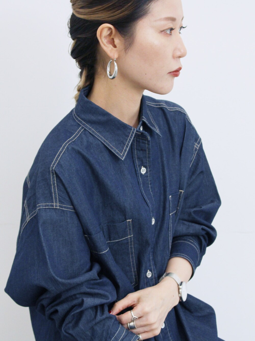 グレー系のシャツ/ブラウス、ブルー系のシャツ/ブラウス、ブラウン系のその他パンツを着用したレディースの秋コーディネートの4枚目の写真