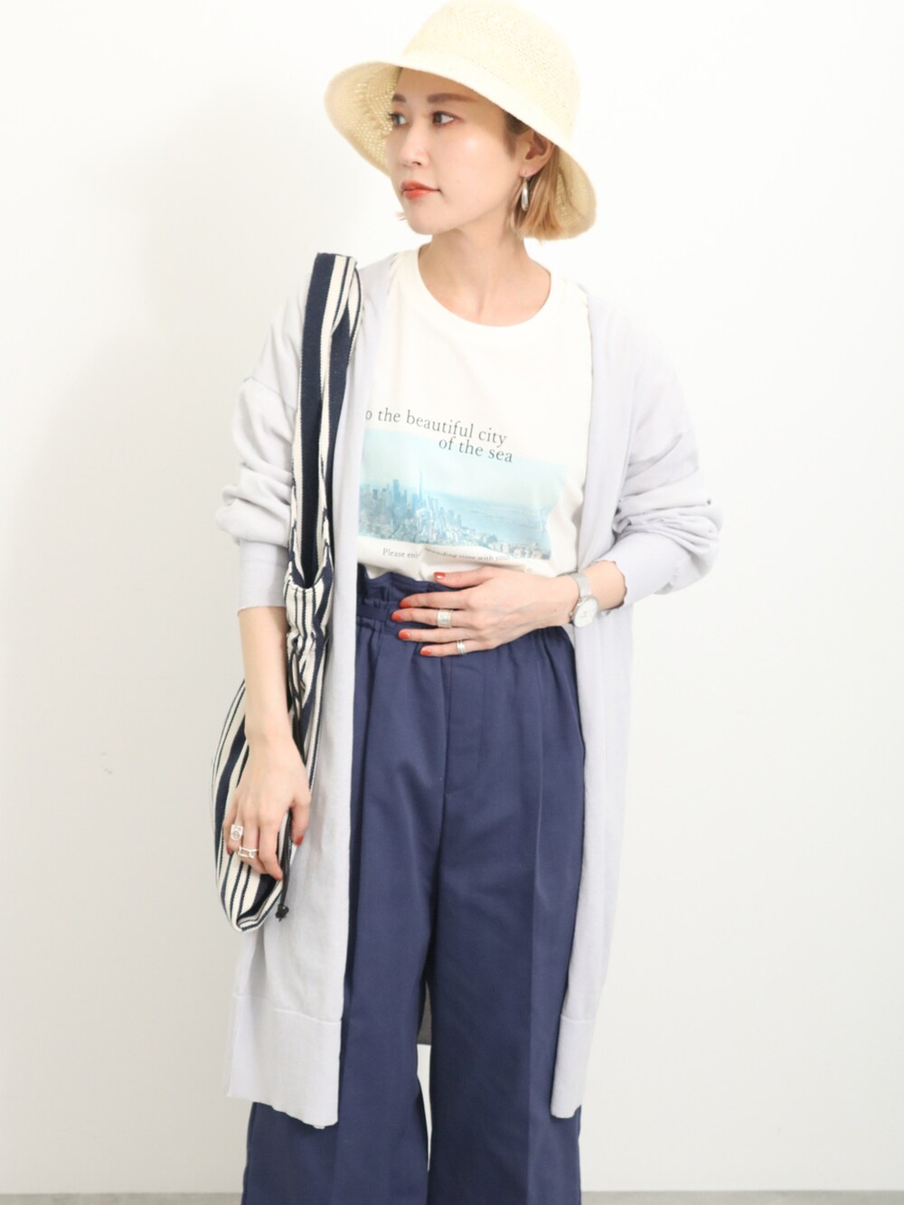 「大人カジュアル、きれいめカジュアル、シンプル、シンプルコーデ、プチプラ、プチプラコーデ、春コーデ、パンツスタイル、プリントT、カーディガン、トートバッグ、スニーカー、ハット、Samansa Mos2 blue、サマンサモスモスブルー」｜「Samansa Mos2 blueのマルチスタイルトッパーカーディガン（カーディガン/ボレロ、グレー系）」を使った、miyaさん（骨格ウェーブ・レディース・158cm）の春コーディネートの3枚目の写真